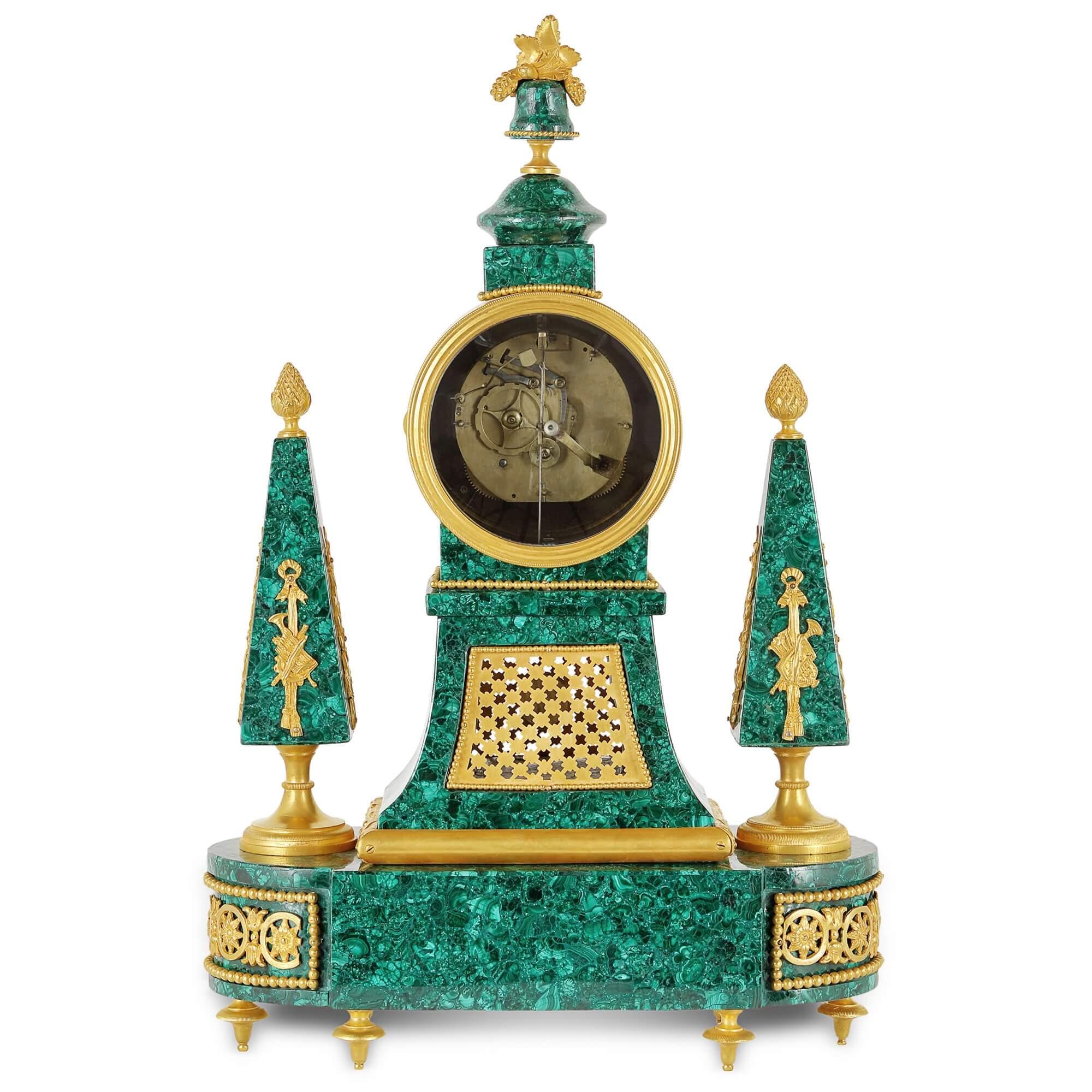 Uhr aus vergoldeter Bronze mit Malachitbeschlägen aus der Zeit Ludwigs XVI. (Vergoldet) im Angebot