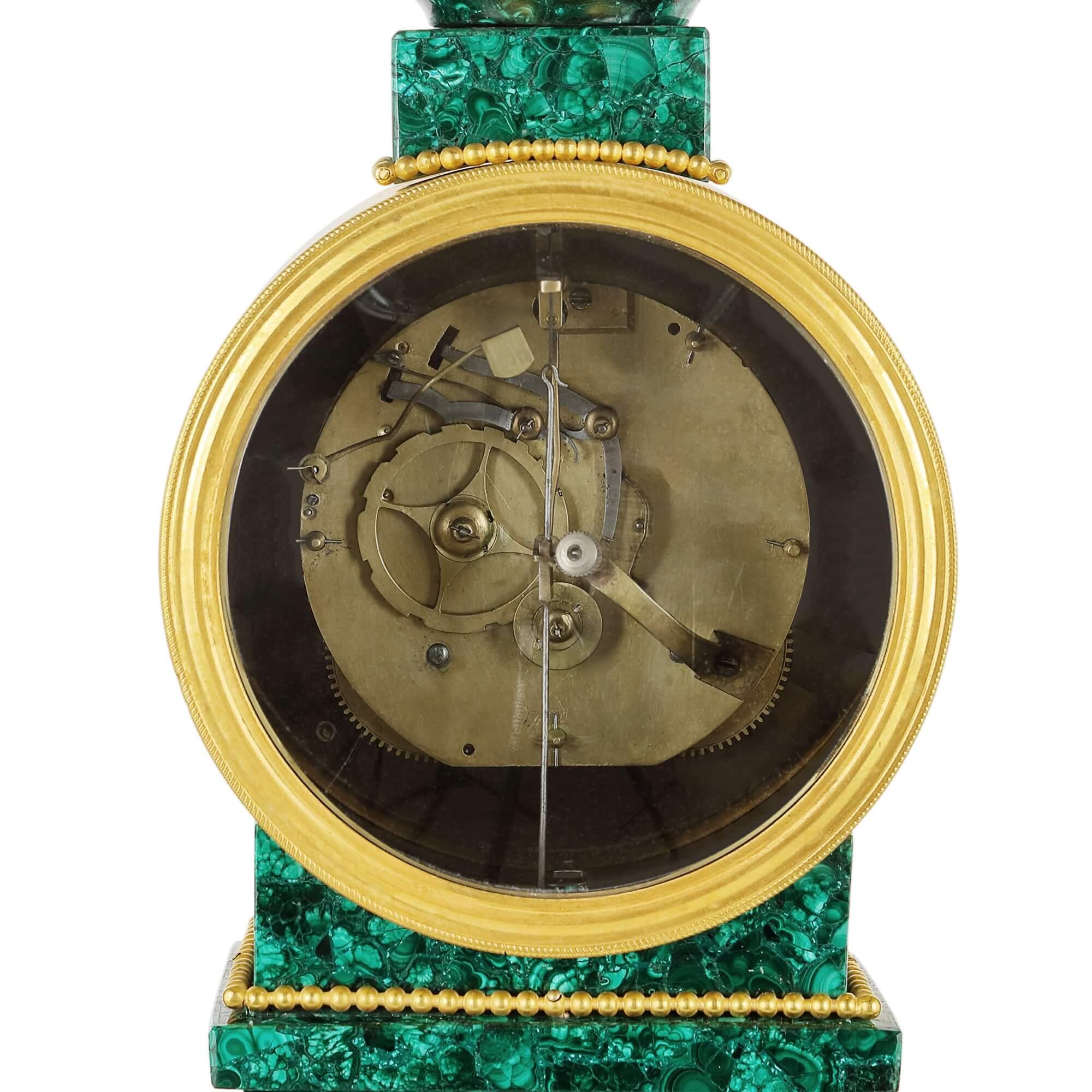 Uhr aus vergoldeter Bronze mit Malachitbeschlägen aus der Zeit Ludwigs XVI. im Zustand „Gut“ im Angebot in London, GB
