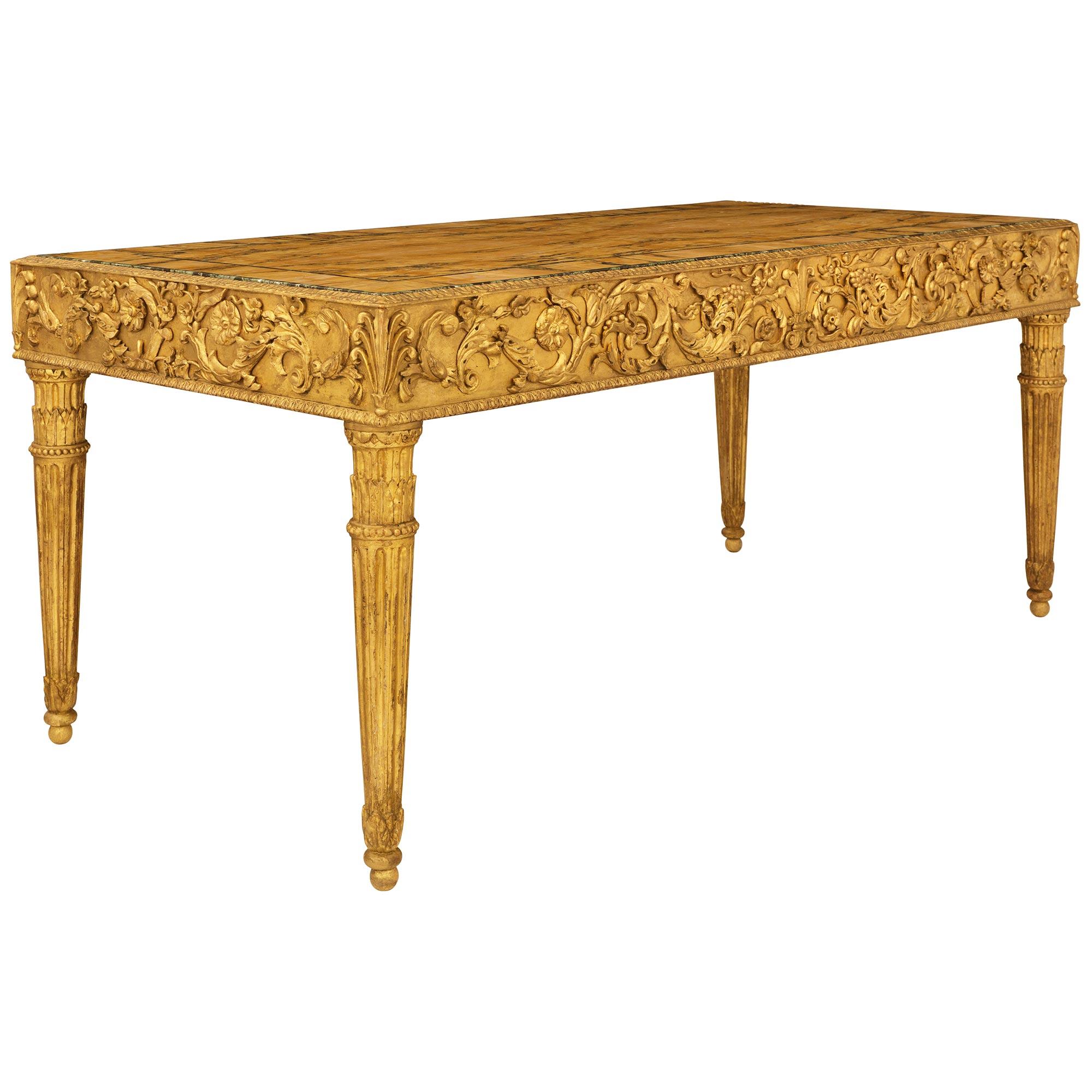 Mesa centro de madera dorada, siena y mármol Vert de Patricia del periodo Luis XVI Italiano en venta