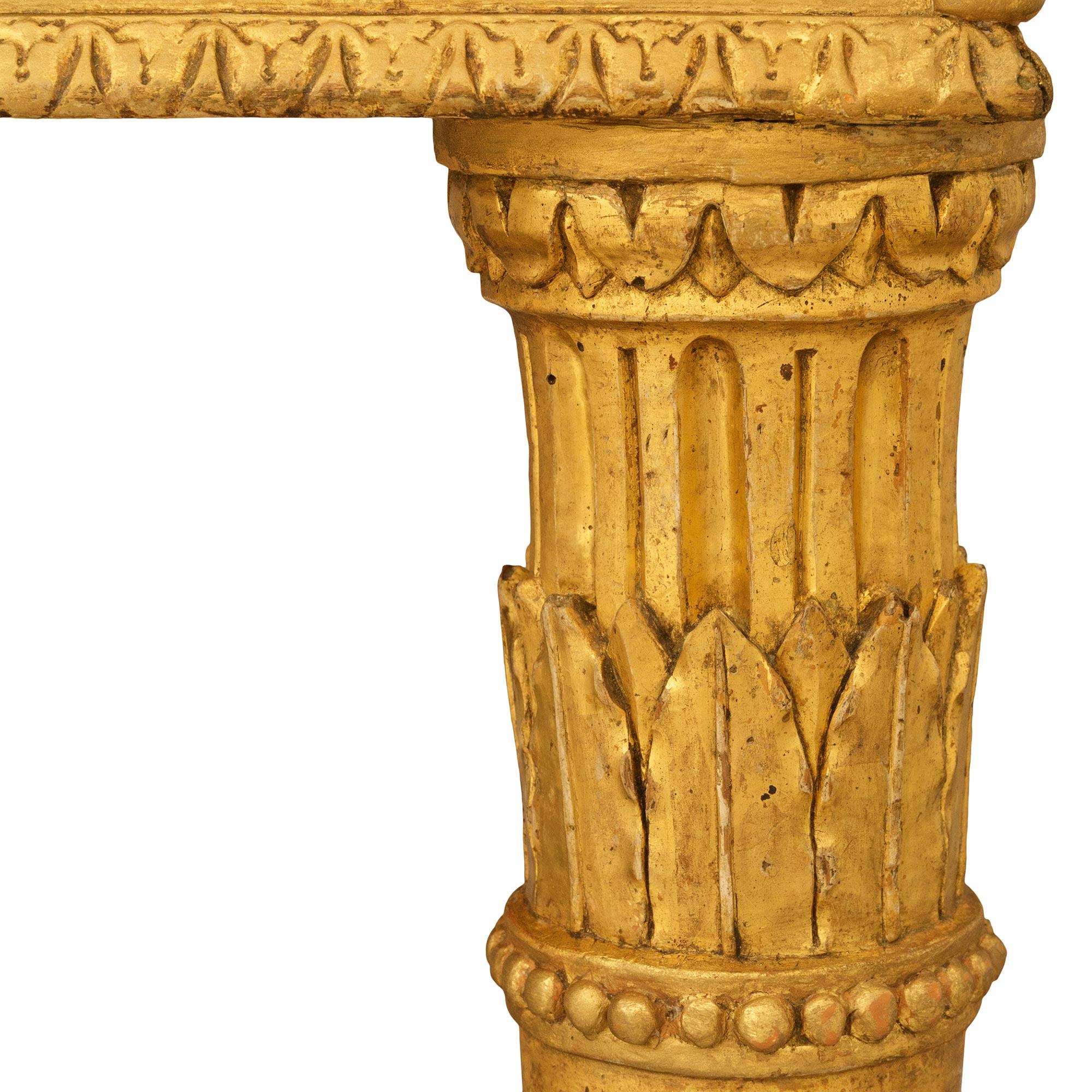 Mesa centro de madera dorada, siena y mármol Vert de Patricia del periodo Luis XVI Mármol en venta
