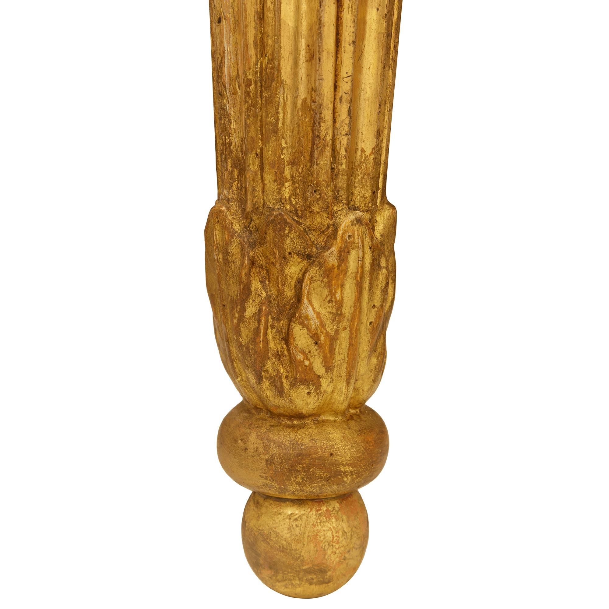 Mesa centro de madera dorada, siena y mármol Vert de Patricia del periodo Luis XVI en venta 1