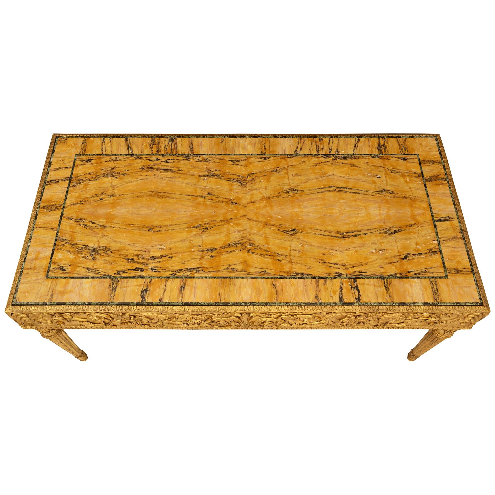 Mesa centro de madera dorada, siena y mármol Vert de Patricia del periodo Luis XVI en venta 2
