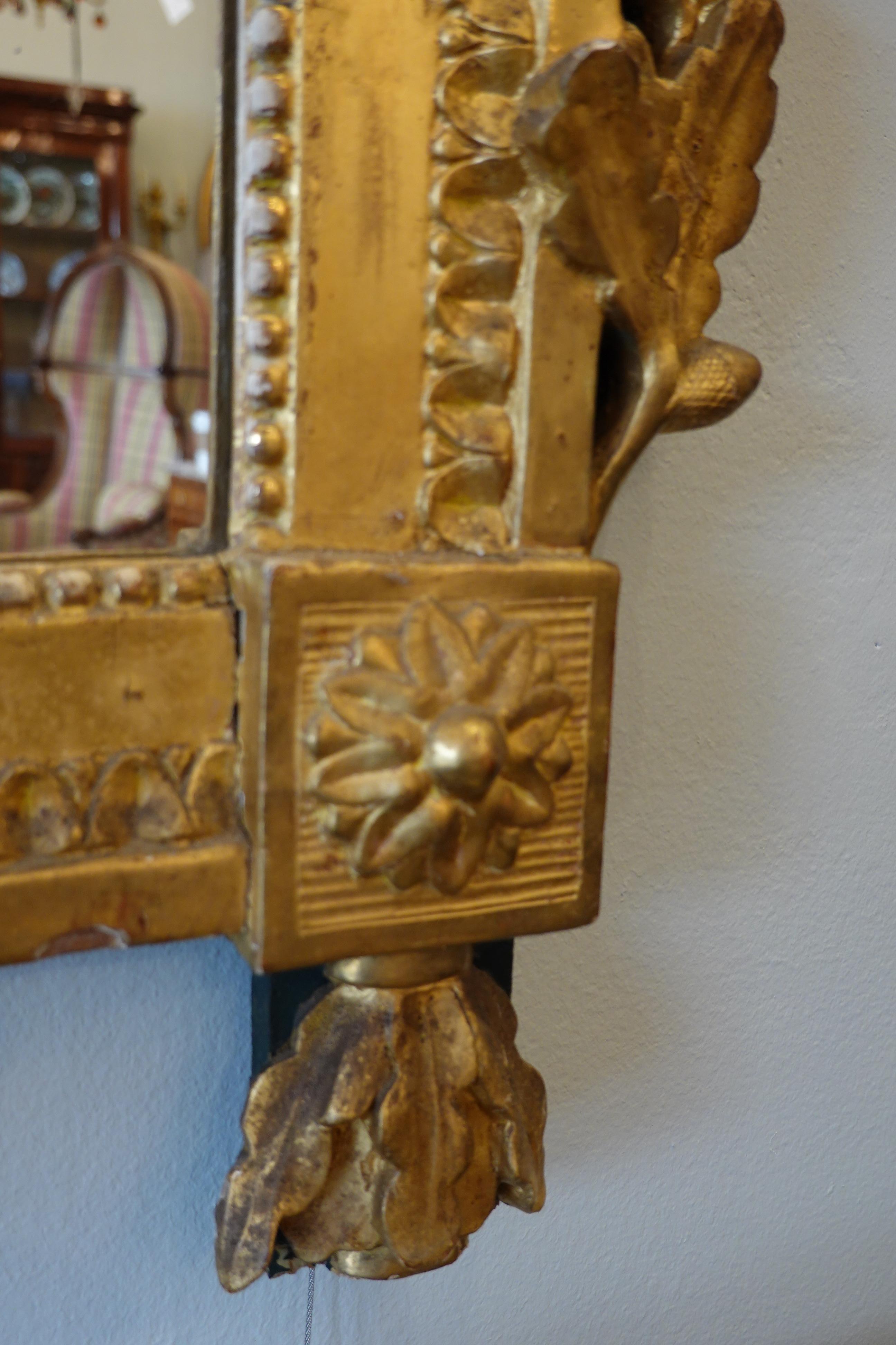Miroir Trumeau en bois doré d'époque Louis XVI avec urne:: fleurs et feuilles de laurier en vente 3
