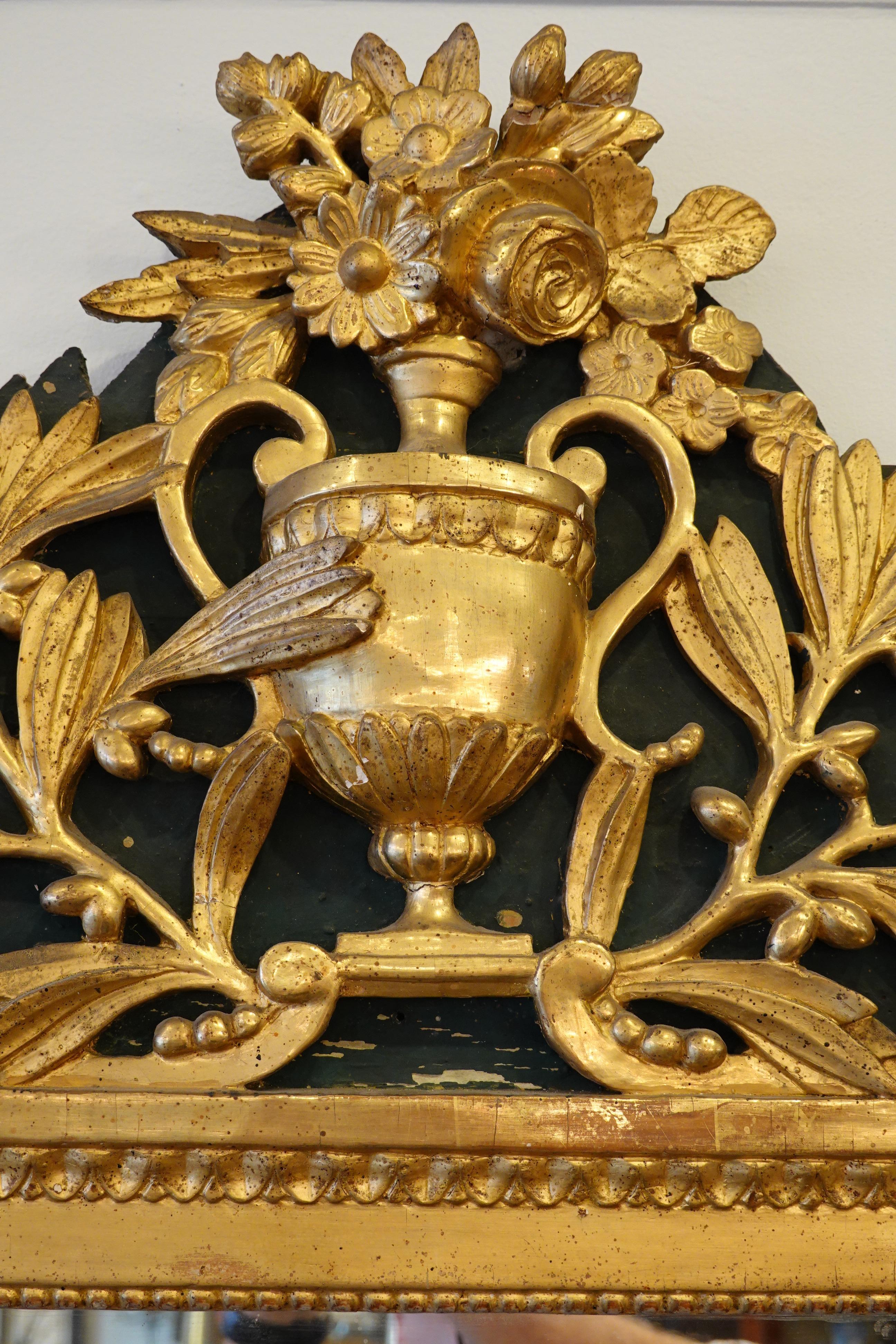 Vergoldeter Trumeau-Spiegel aus Holz mit Urne:: Blumen und Lorbeerblättern aus der Zeit Ludwigs XVI. im Angebot 4