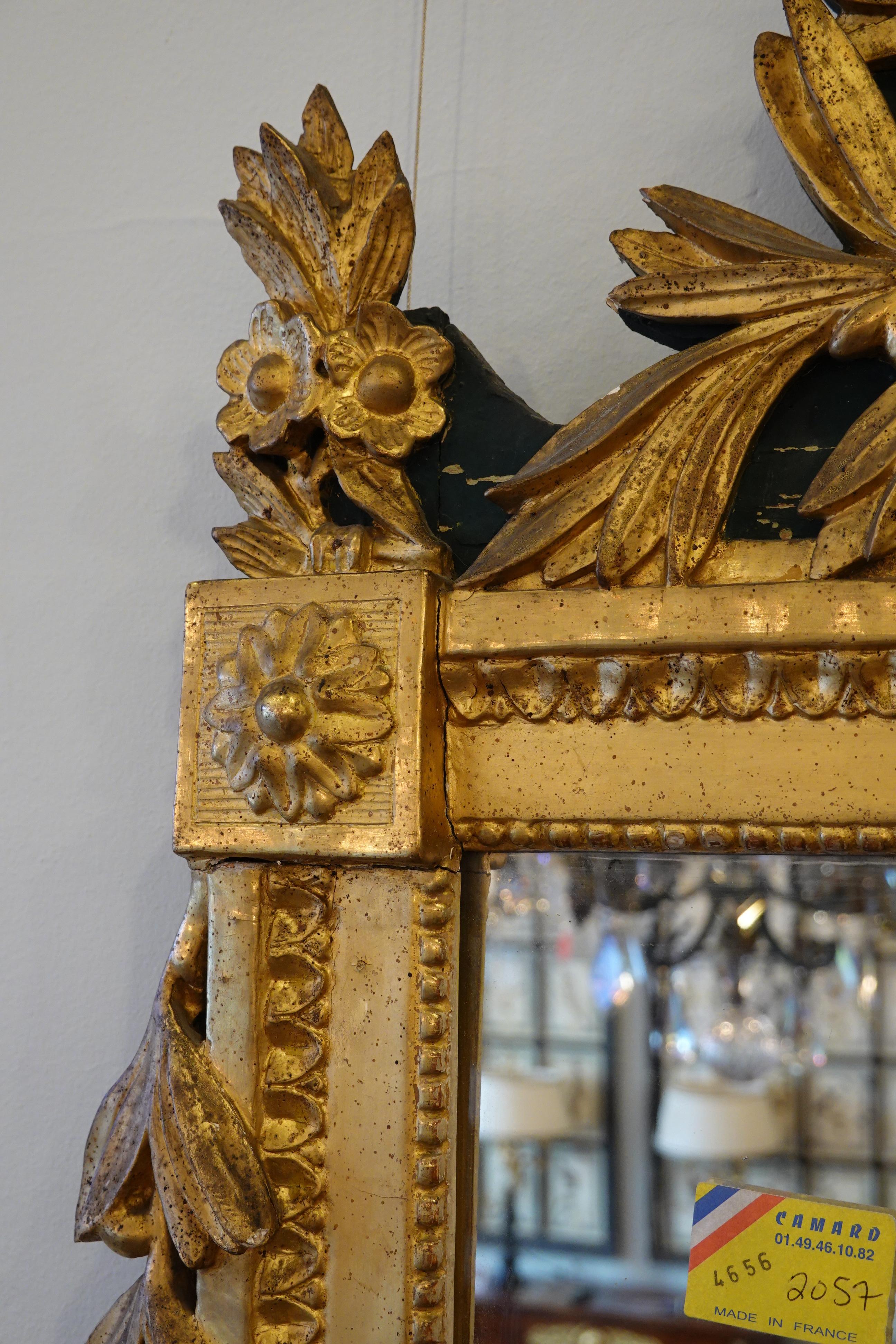 Miroir Trumeau en bois doré d'époque Louis XVI avec urne:: fleurs et feuilles de laurier en vente 5