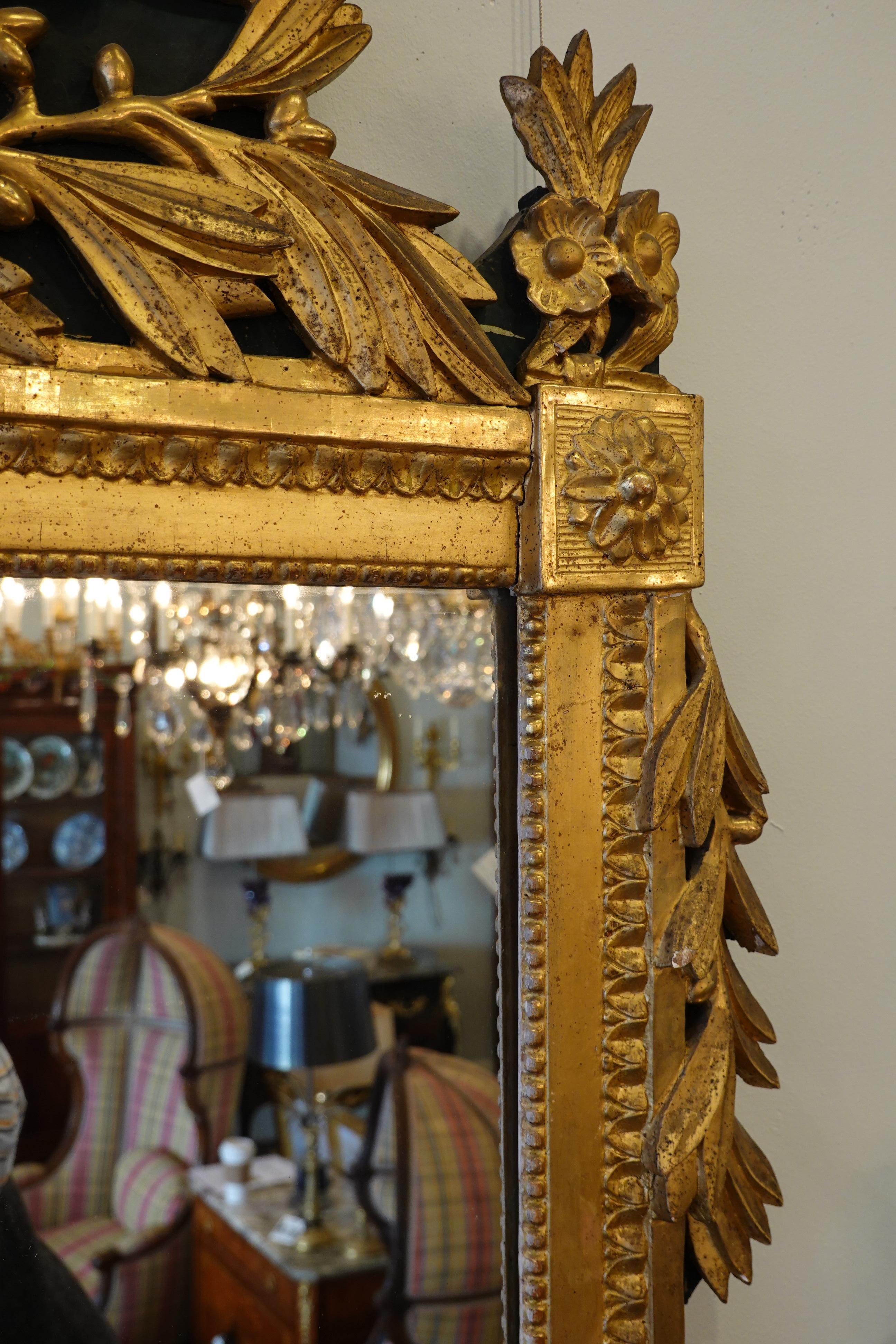 Miroir Trumeau en bois doré d'époque Louis XVI avec urne:: fleurs et feuilles de laurier en vente 6
