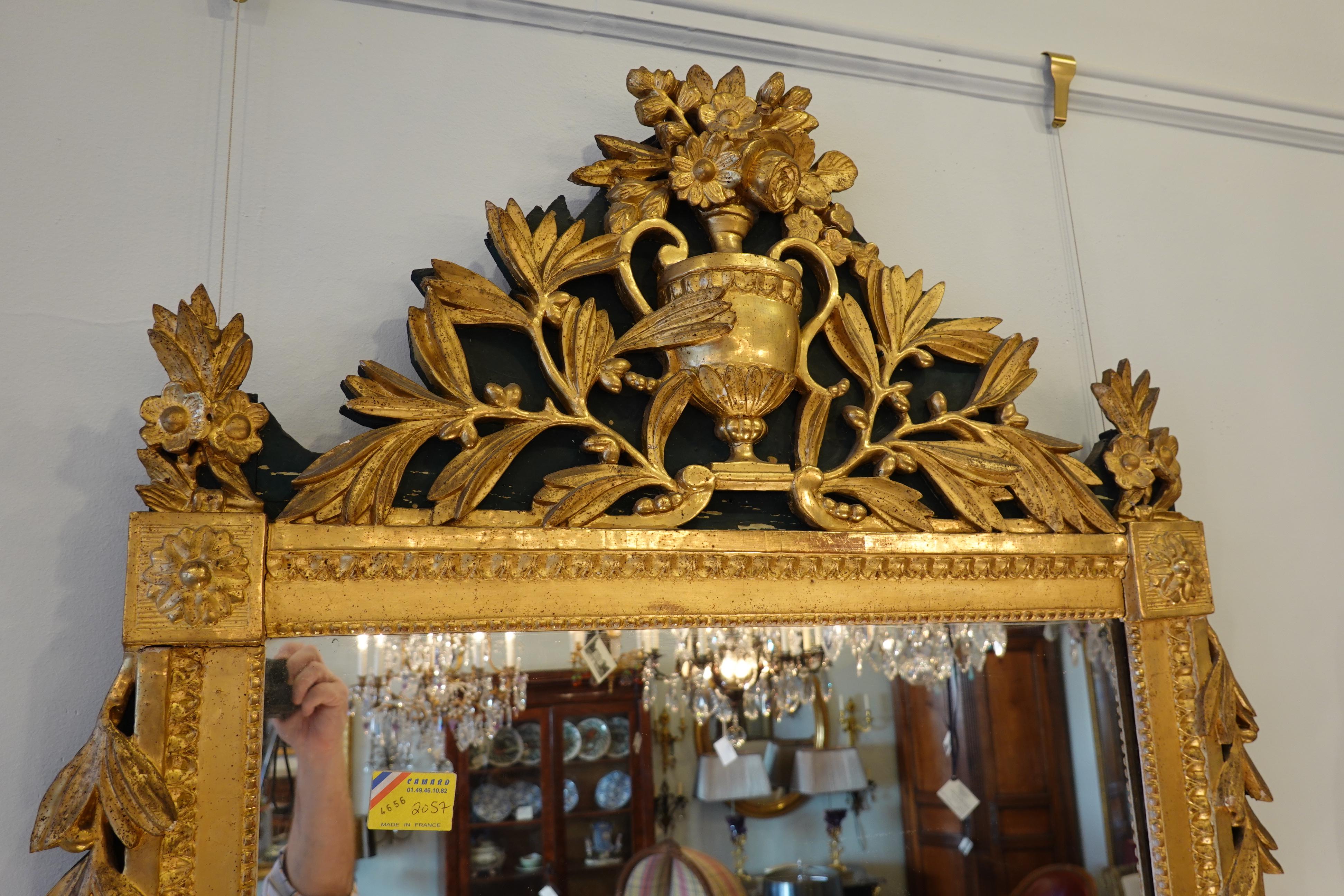 Miroir Trumeau en bois doré d'époque Louis XVI avec urne:: fleurs et feuilles de laurier en vente 7