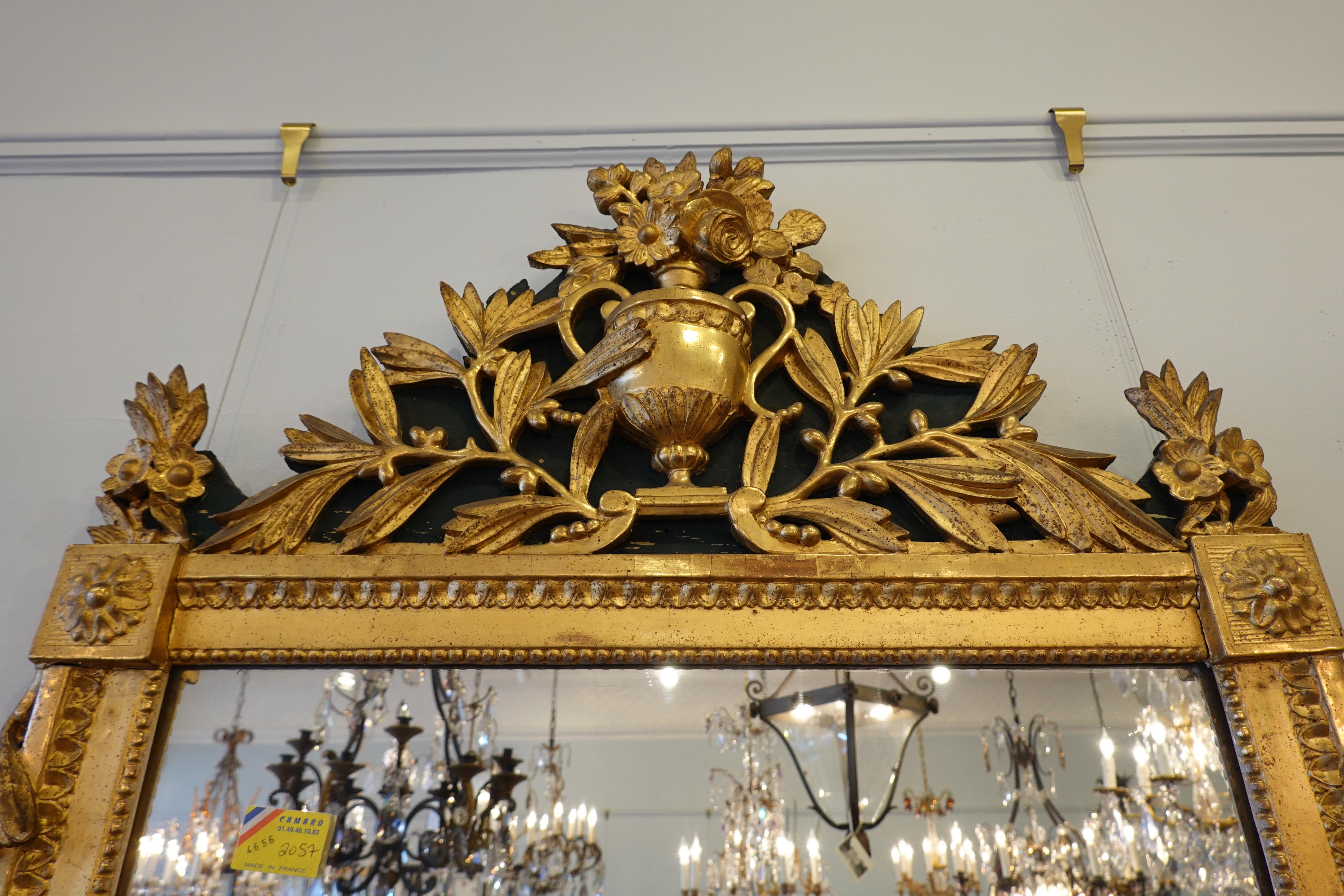Vergoldeter Trumeau-Spiegel aus Holz mit Urne:: Blumen und Lorbeerblättern aus der Zeit Ludwigs XVI. im Angebot 8