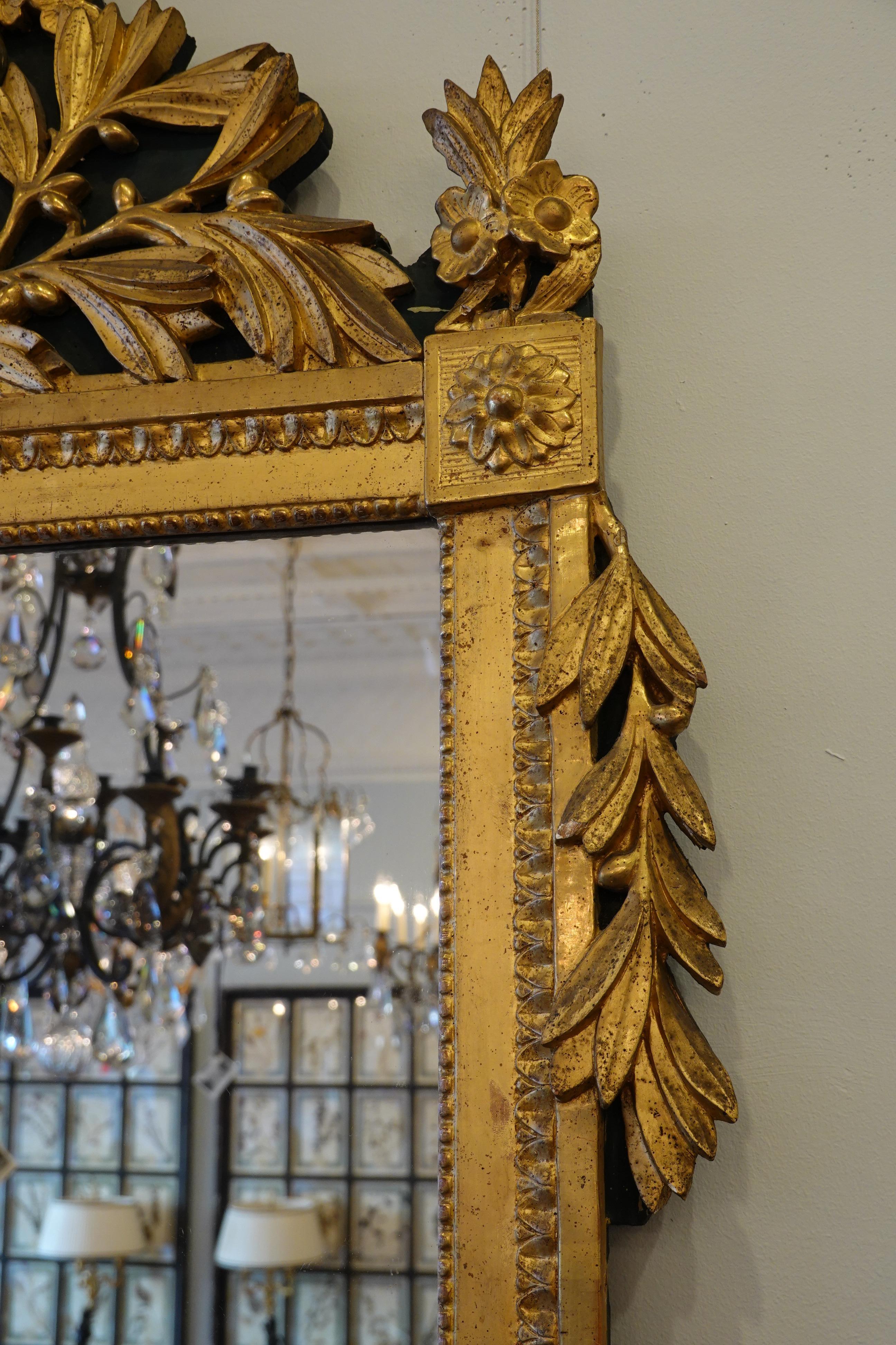 Vergoldeter Trumeau-Spiegel aus Holz mit Urne:: Blumen und Lorbeerblättern aus der Zeit Ludwigs XVI. (Handgeschnitzt) im Angebot