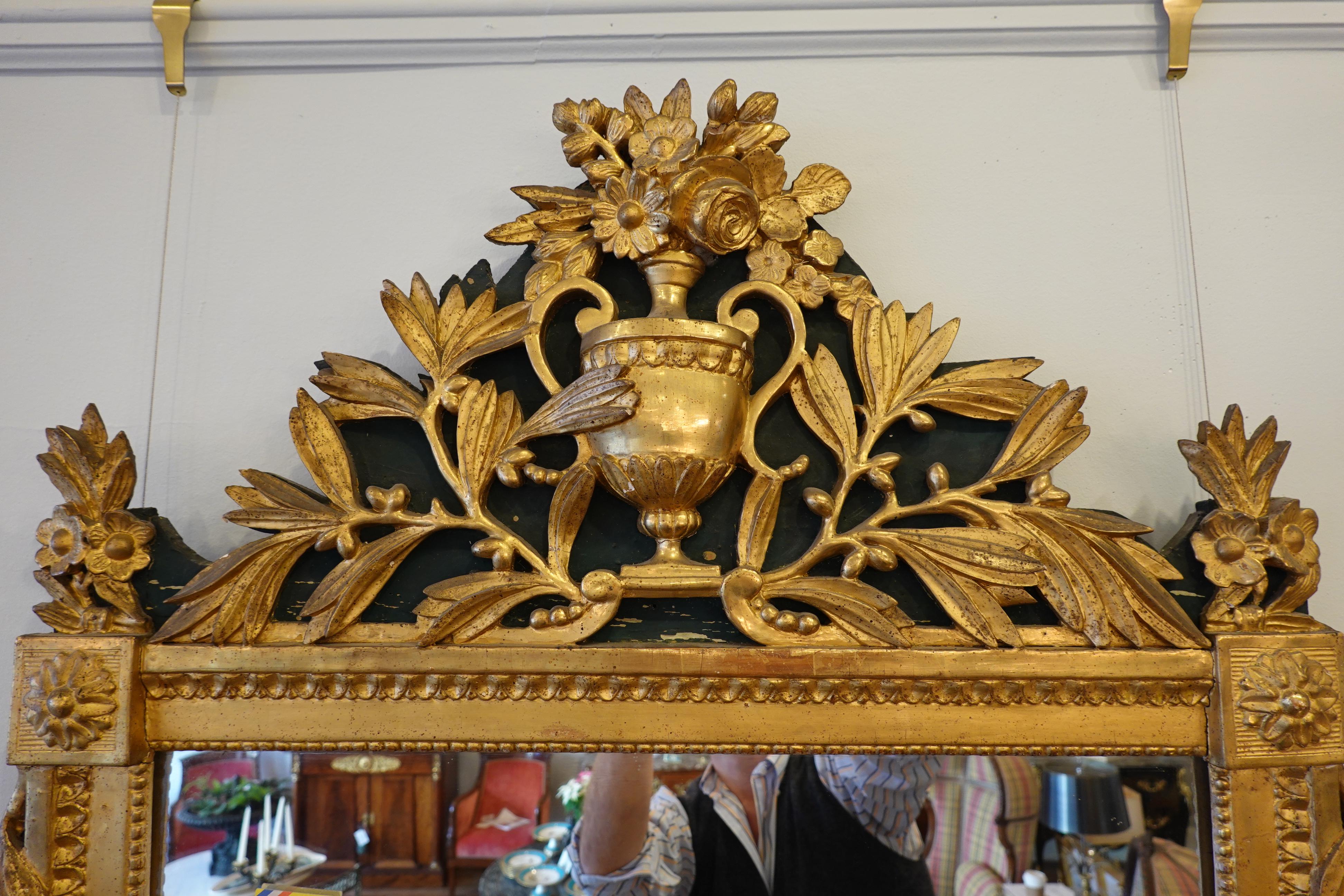Bois Miroir Trumeau en bois doré d'époque Louis XVI avec urne:: fleurs et feuilles de laurier en vente