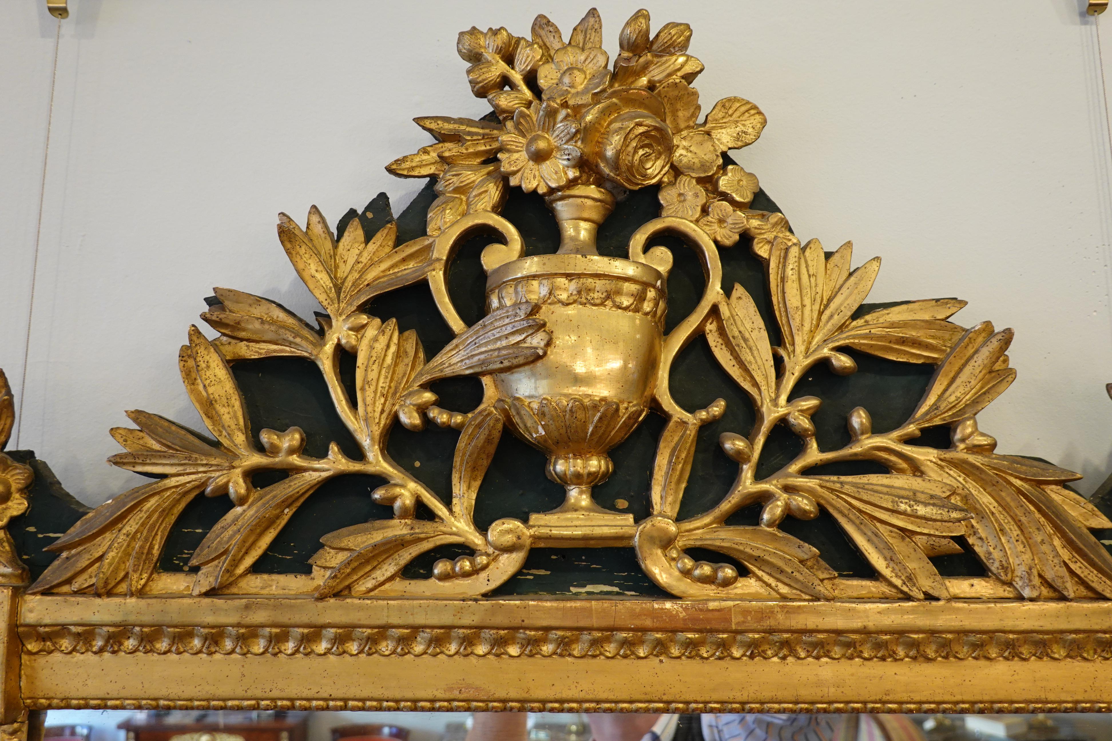Vergoldeter Trumeau-Spiegel aus Holz mit Urne:: Blumen und Lorbeerblättern aus der Zeit Ludwigs XVI. im Angebot 1