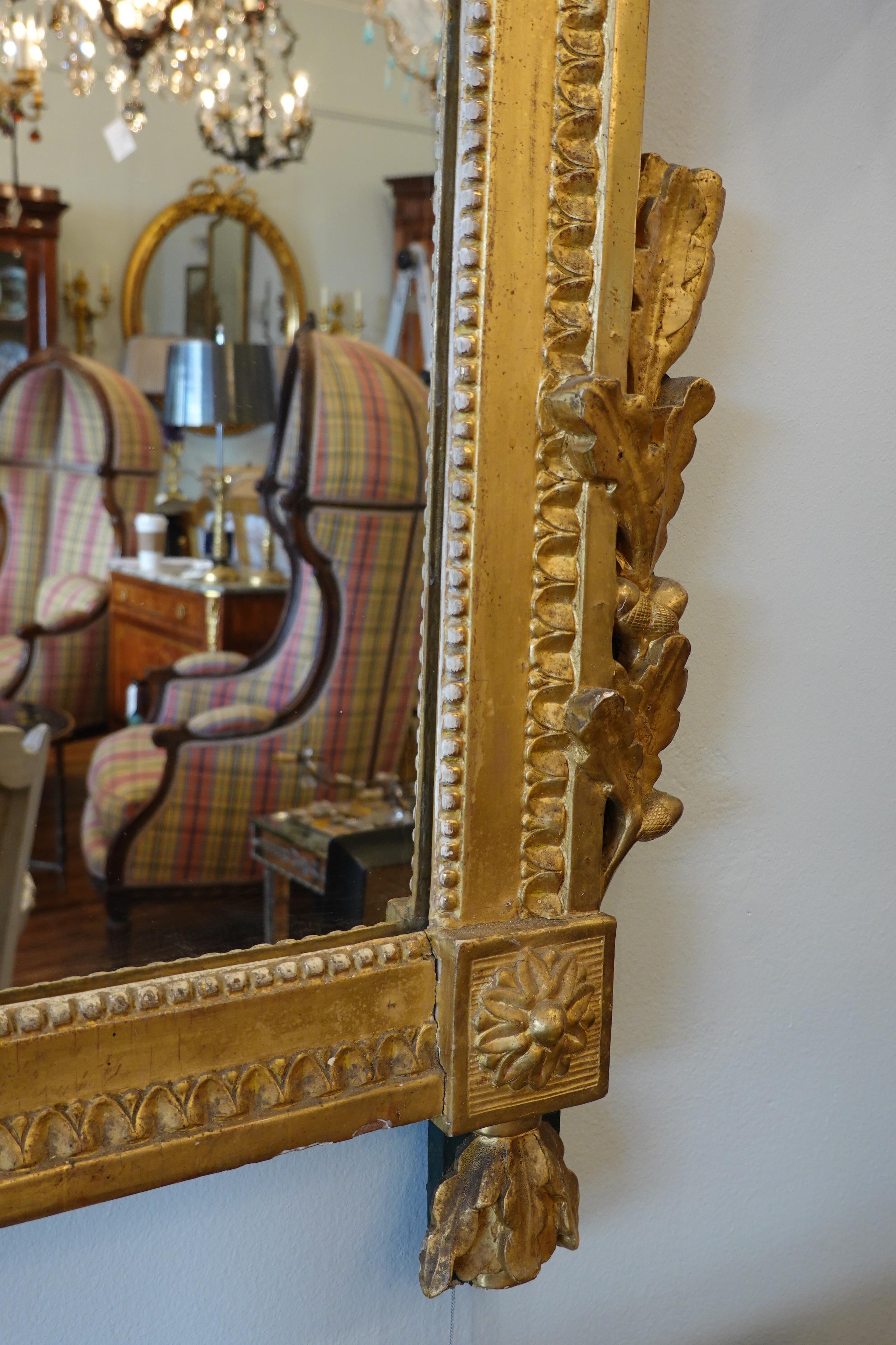 Miroir Trumeau en bois doré d'époque Louis XVI avec urne:: fleurs et feuilles de laurier en vente 2