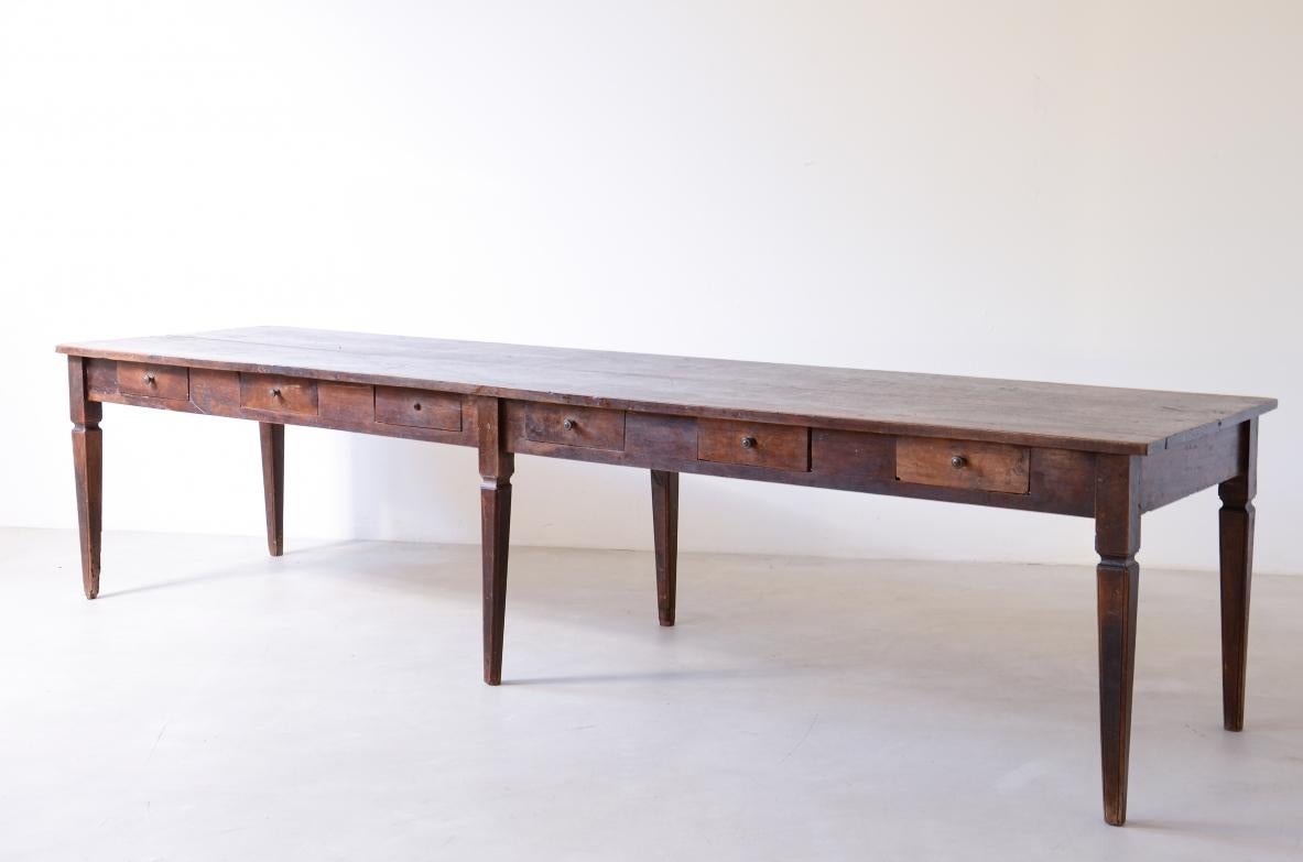 Louis XVI period large walnut table in perfect patina Neoclásico en venta
