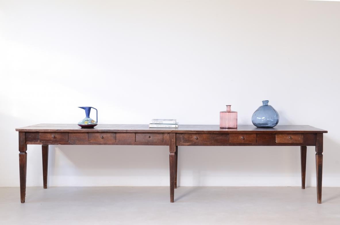 Louis XVI period large walnut table in perfect patina Italiano en venta