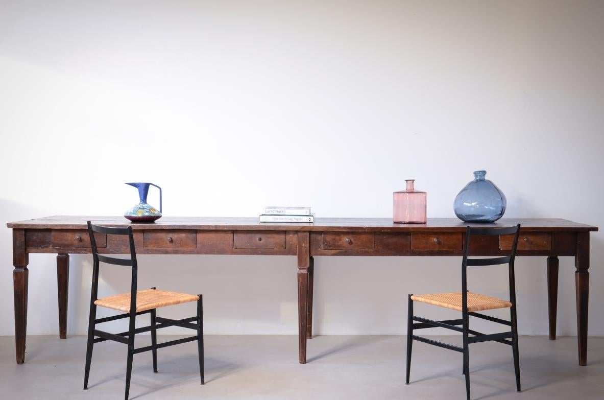 Louis XVI period large walnut table in perfect patina en Excelente estado para la venta en Milano, IT