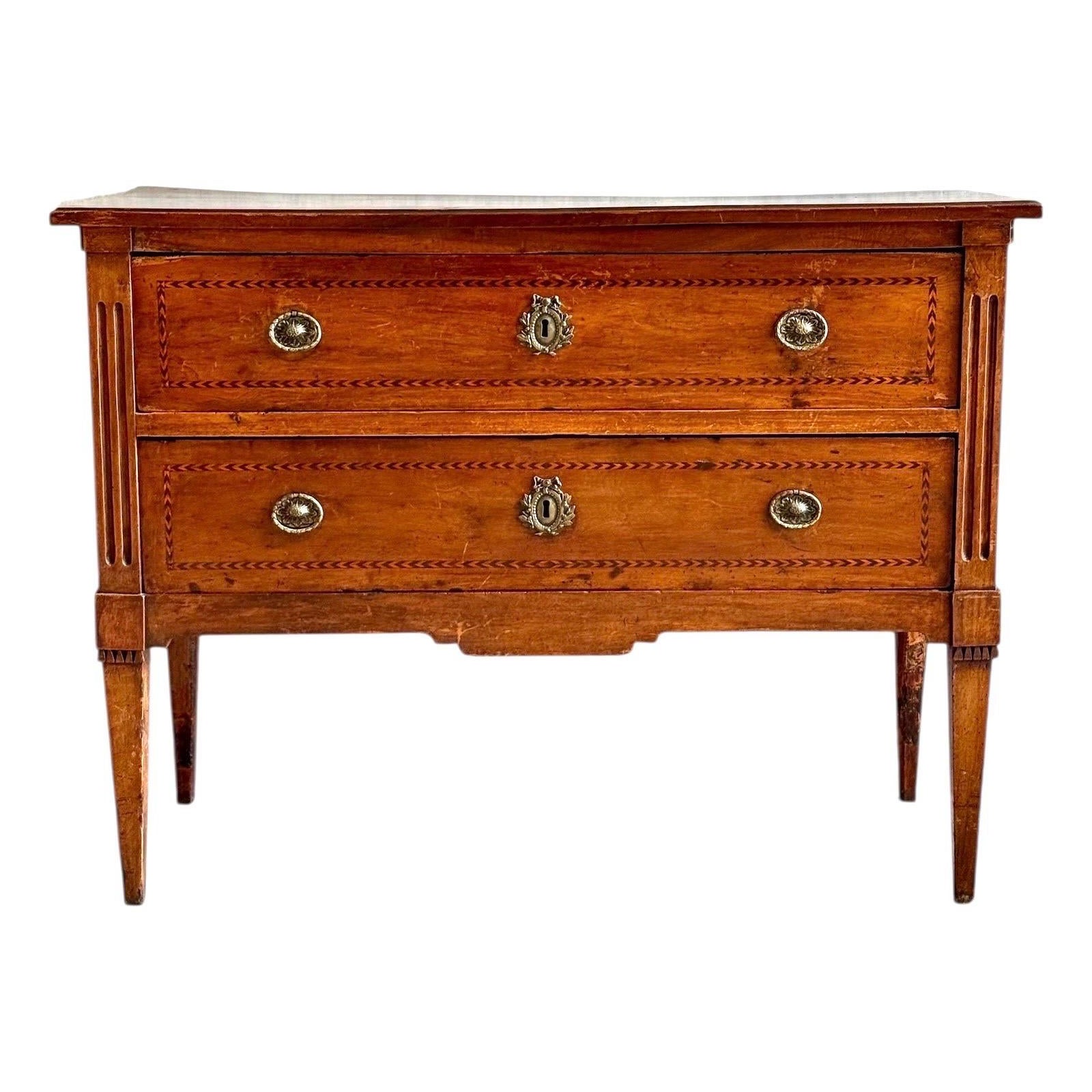 Cómoda de madera de cerezo con incrustaciones de marquetería del periodo Luis XVI, finales del siglo XVIII