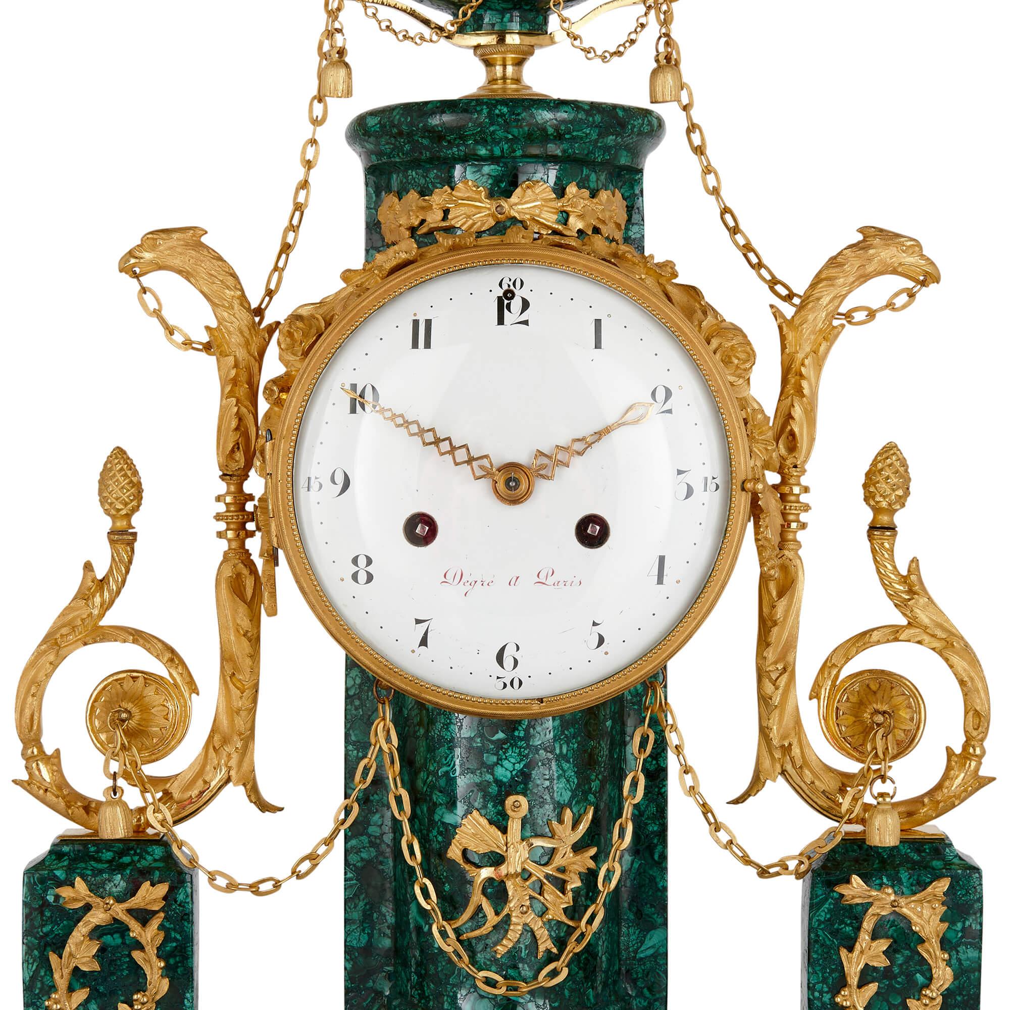 Neoklassizistische Kaminuhr aus Goldbronze und Malachit aus der Louis-XVI-Periode (Louis XVI.) im Angebot