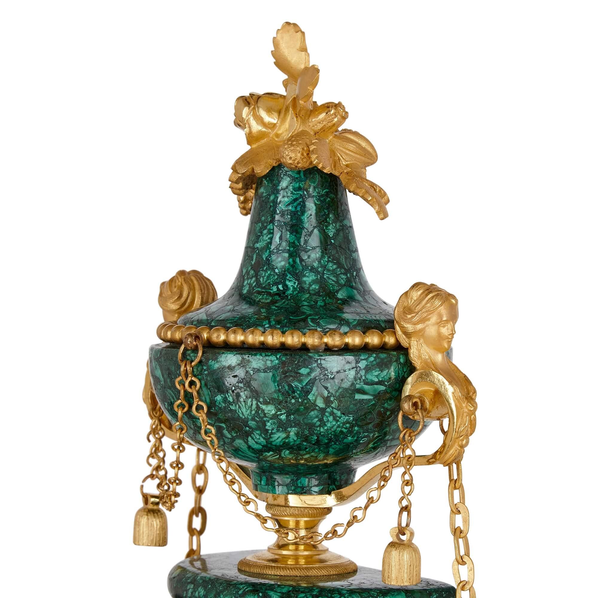 Malachite Pendule de cheminée néoclassique d'époque Louis XVI en bronze doré et malachite en vente