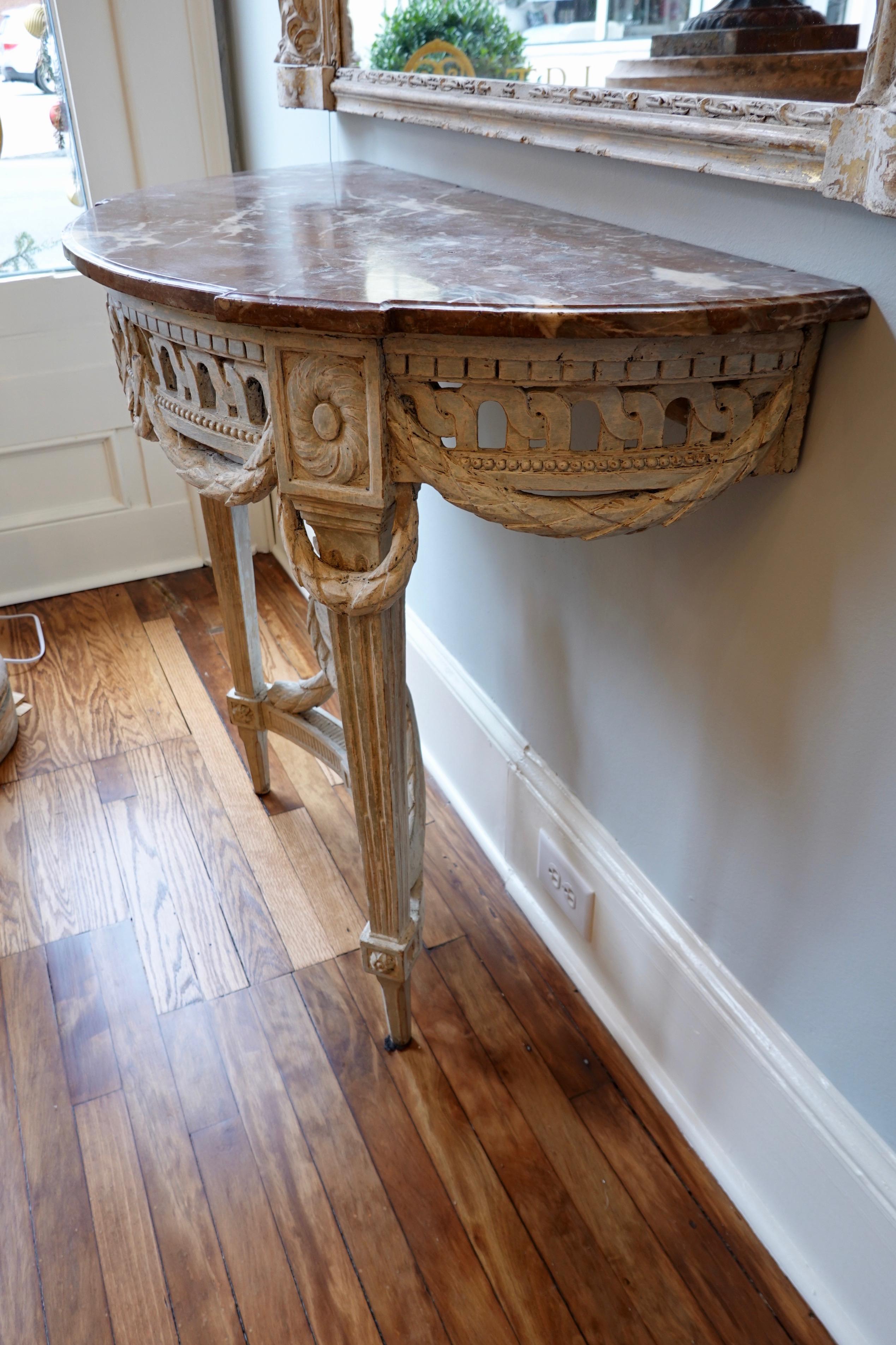 Table console peinte d'époque Louis XVI avec plateau en marbre bigarré en vente 3