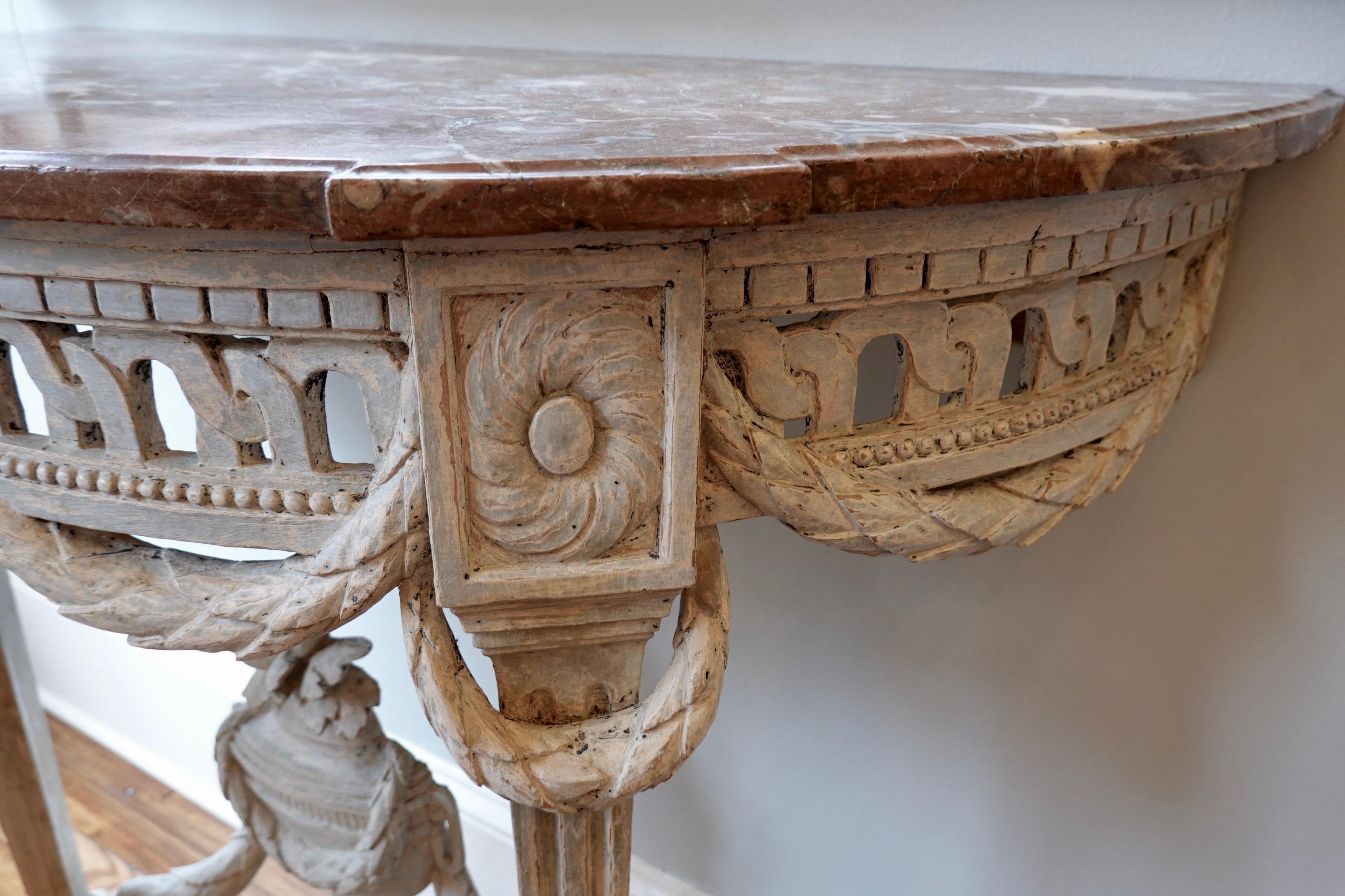 Table console peinte d'époque Louis XVI avec plateau en marbre bigarré en vente 4