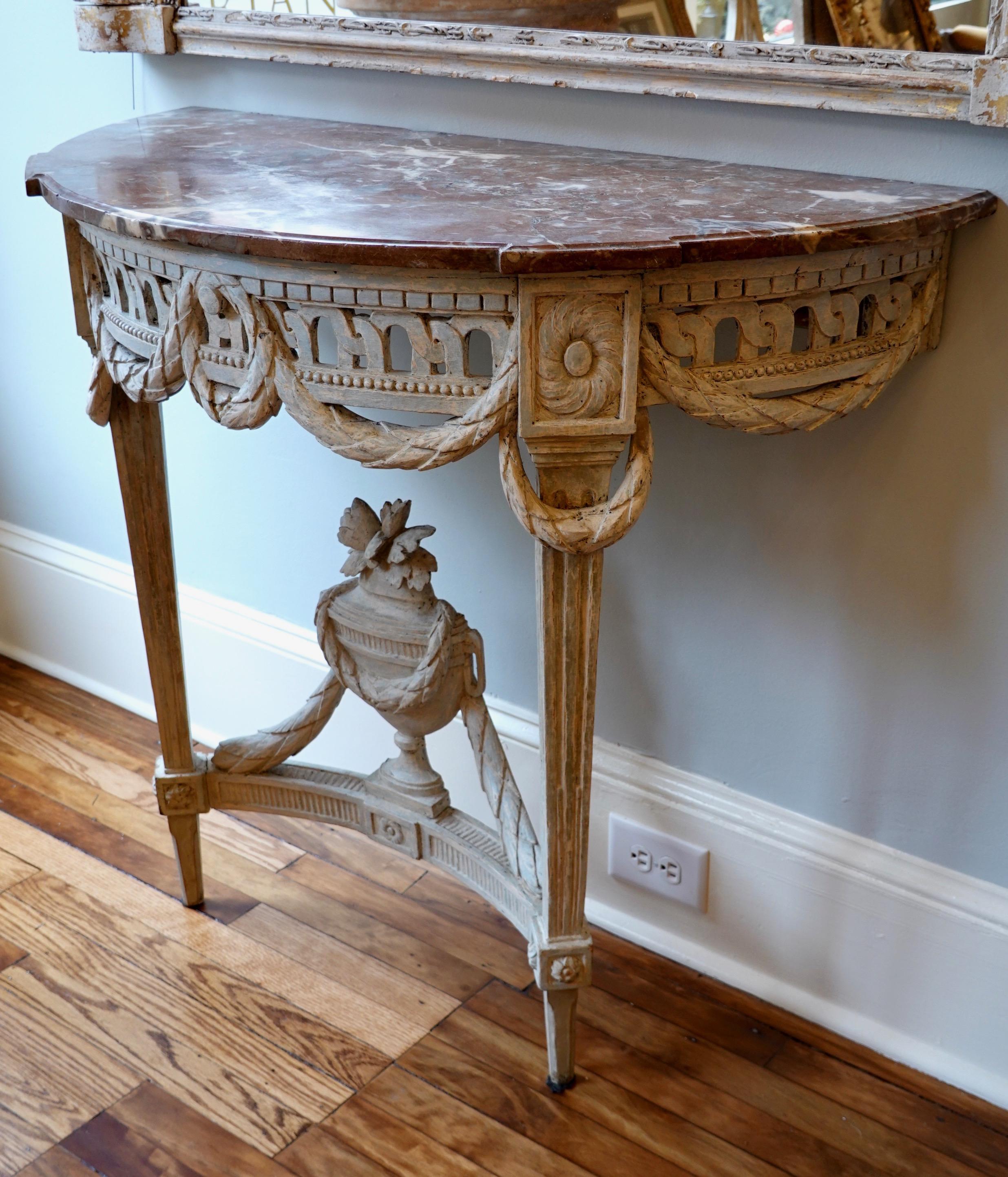 Français Table console peinte d'époque Louis XVI avec plateau en marbre bigarré en vente