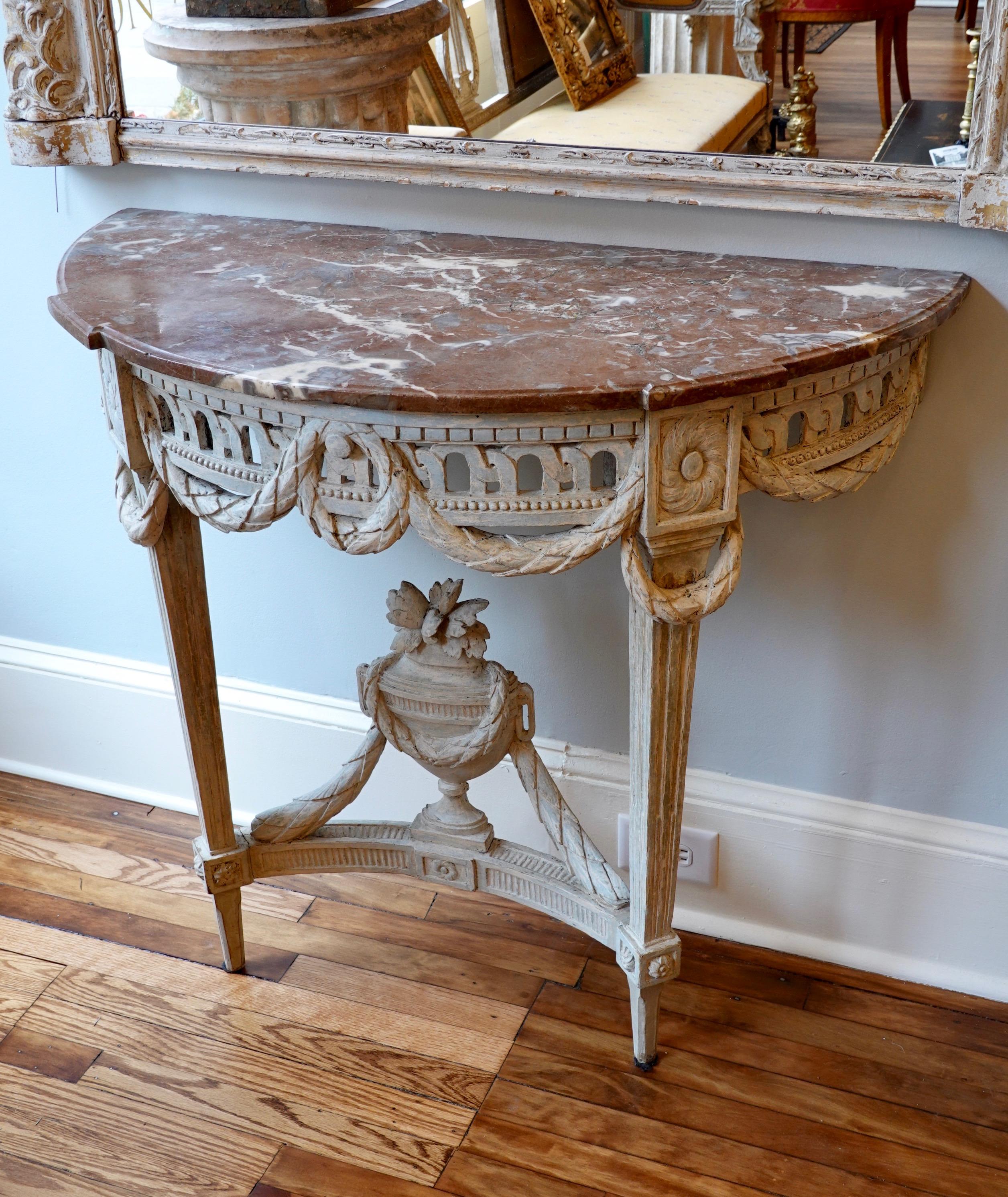 Peint Table console peinte d'époque Louis XVI avec plateau en marbre bigarré en vente