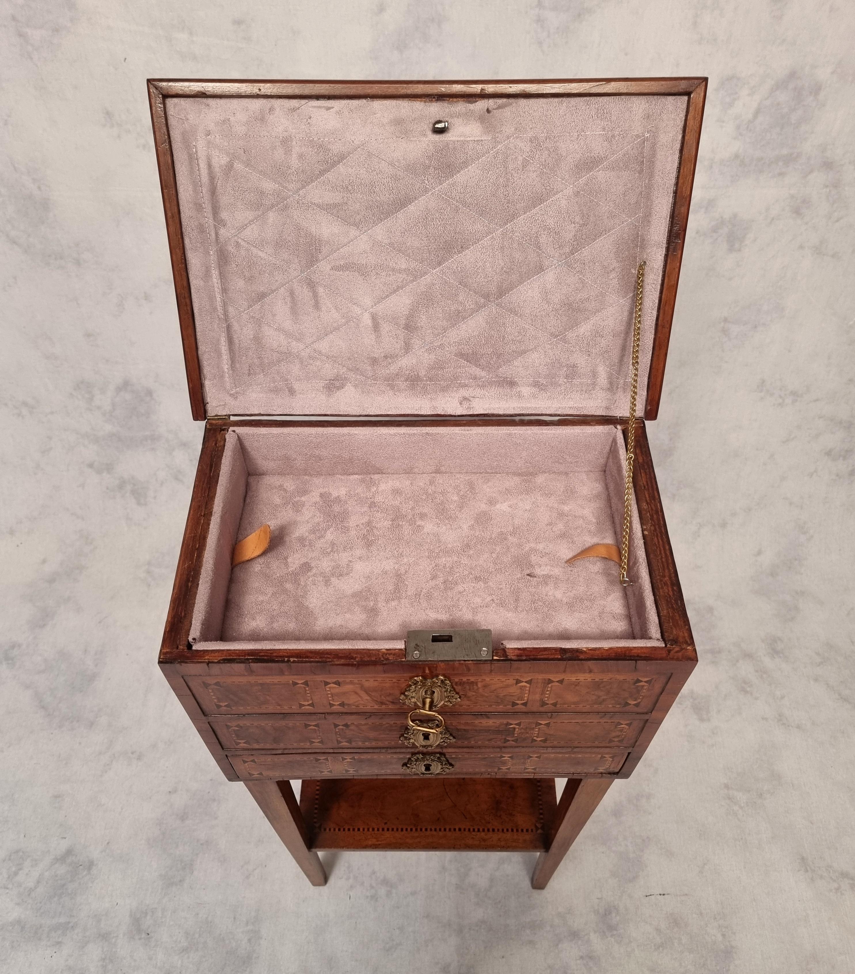 Table de salon d'époque Louis XVI en marqueterie, noyer, 18ème siècle 1