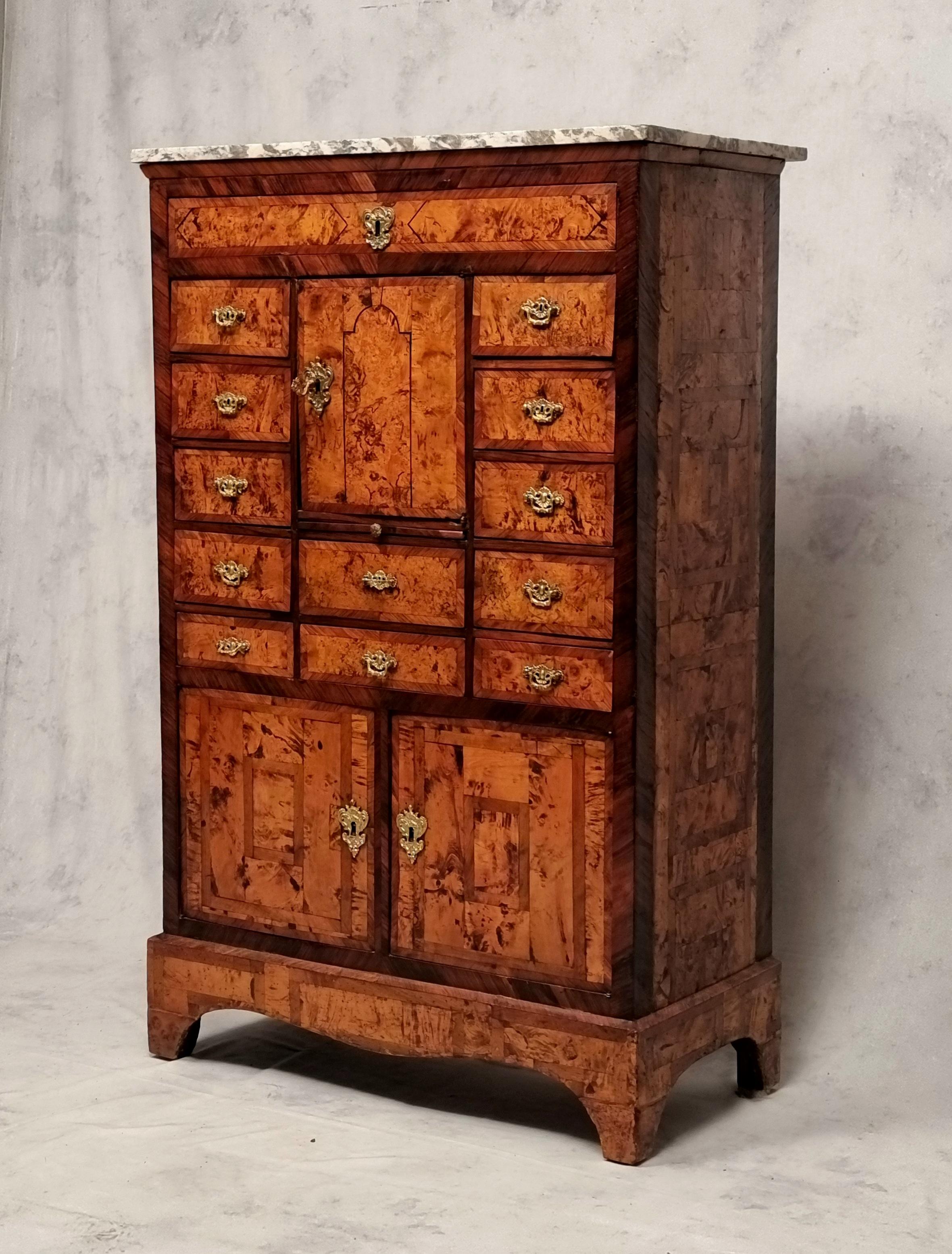 Superb Louis XVI period straight secretary from the end of the 18th century. Work from Eastern France in elm burl, rosewood and rosewood. In the upper part, it has thirteen drawers, a door revealing a storage space whose interior is nicely inlaid