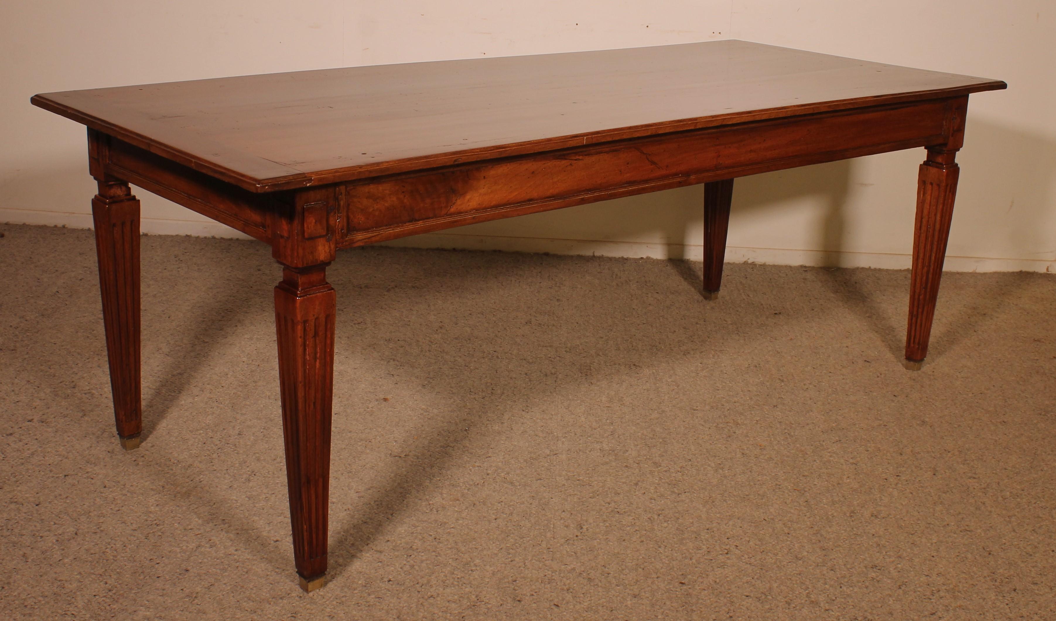 Superbe table de réfectoire d'époque Louis XVI du 18ème siècle en noyer d'une longueur de 2m16 et d'une largeur de 93cm.

Très belle table avec de très bonnes proportions et une belle largeur ce qui est rare. De plus, il est exceptionnel de trouver