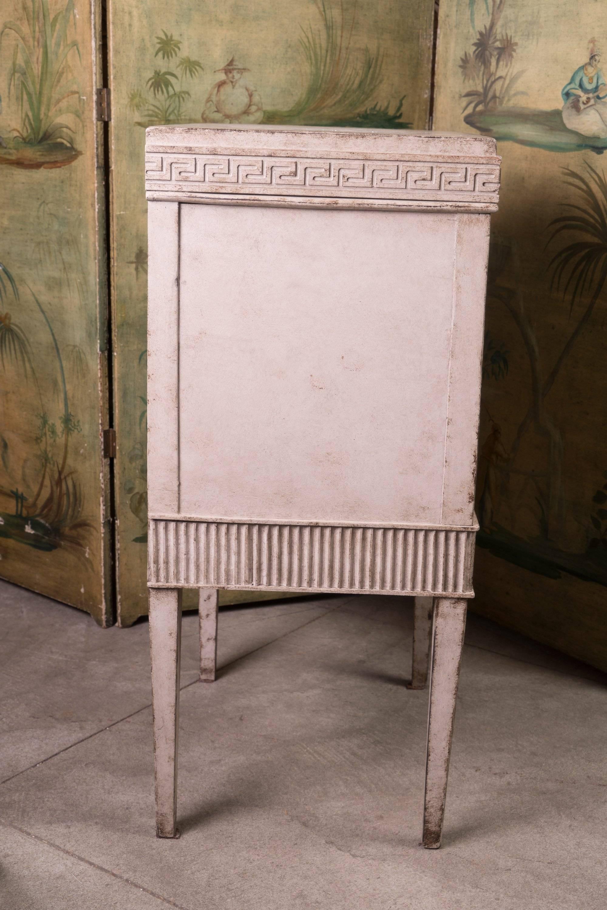 Louis XVI Petit Painted Commode In Good Condition In New Orleans, LA