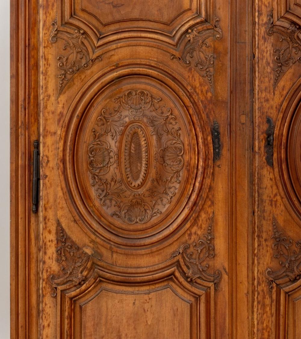 Français Armoire provinciale ornementale Louis XVI, XVIIIe siècle en vente