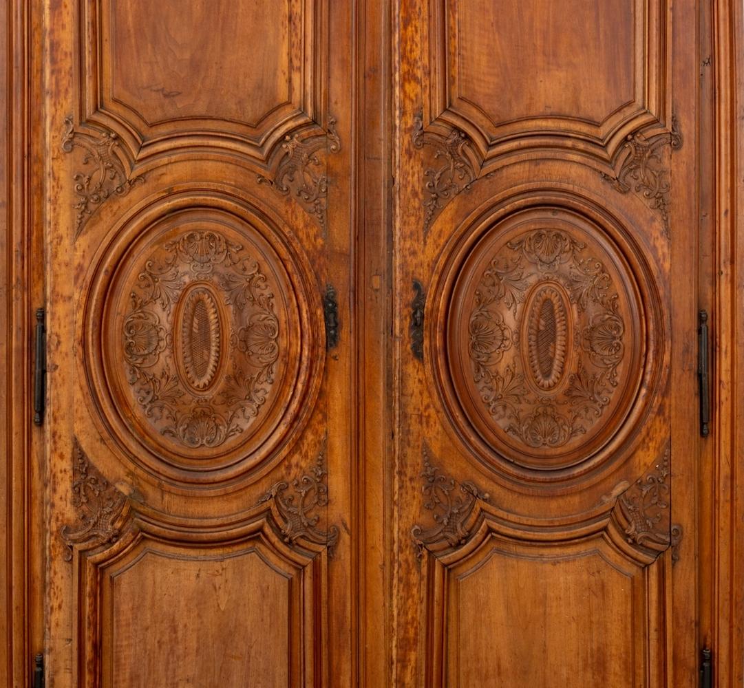 Sculpté Armoire provinciale ornementale Louis XVI, XVIIIe siècle en vente