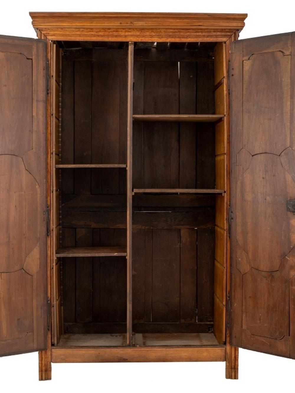 Armoire provinciale ornementale Louis XVI, XVIIIe siècle Bon état - En vente à Astoria, NY