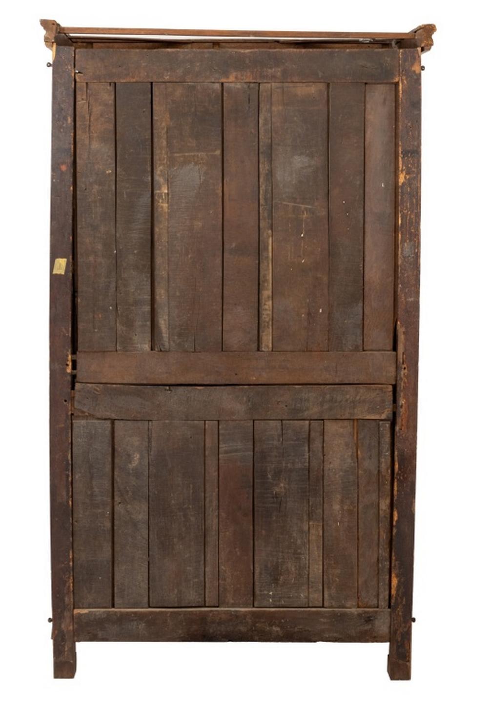 Noyer Armoire provinciale ornementale Louis XVI, XVIIIe siècle en vente