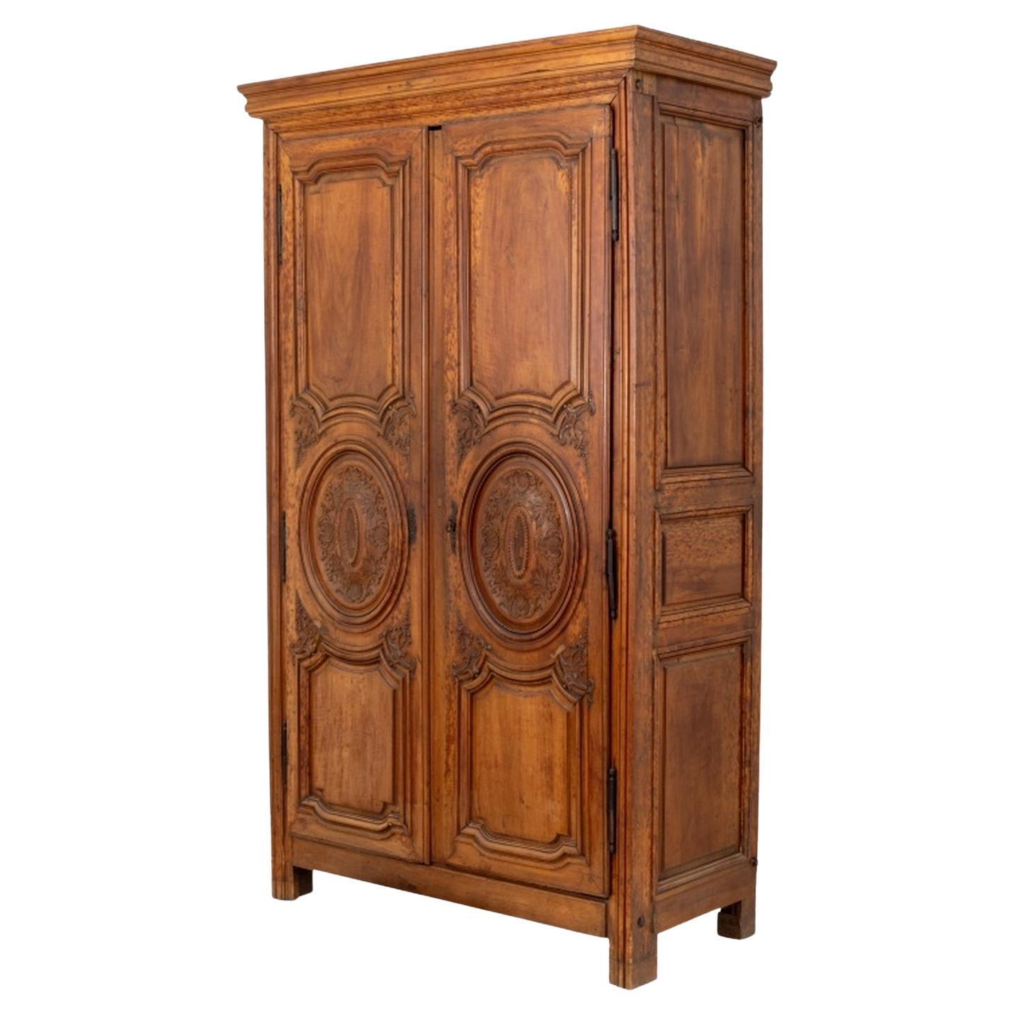 Armoire provinciale ornementale Louis XVI, XVIIIe siècle en vente