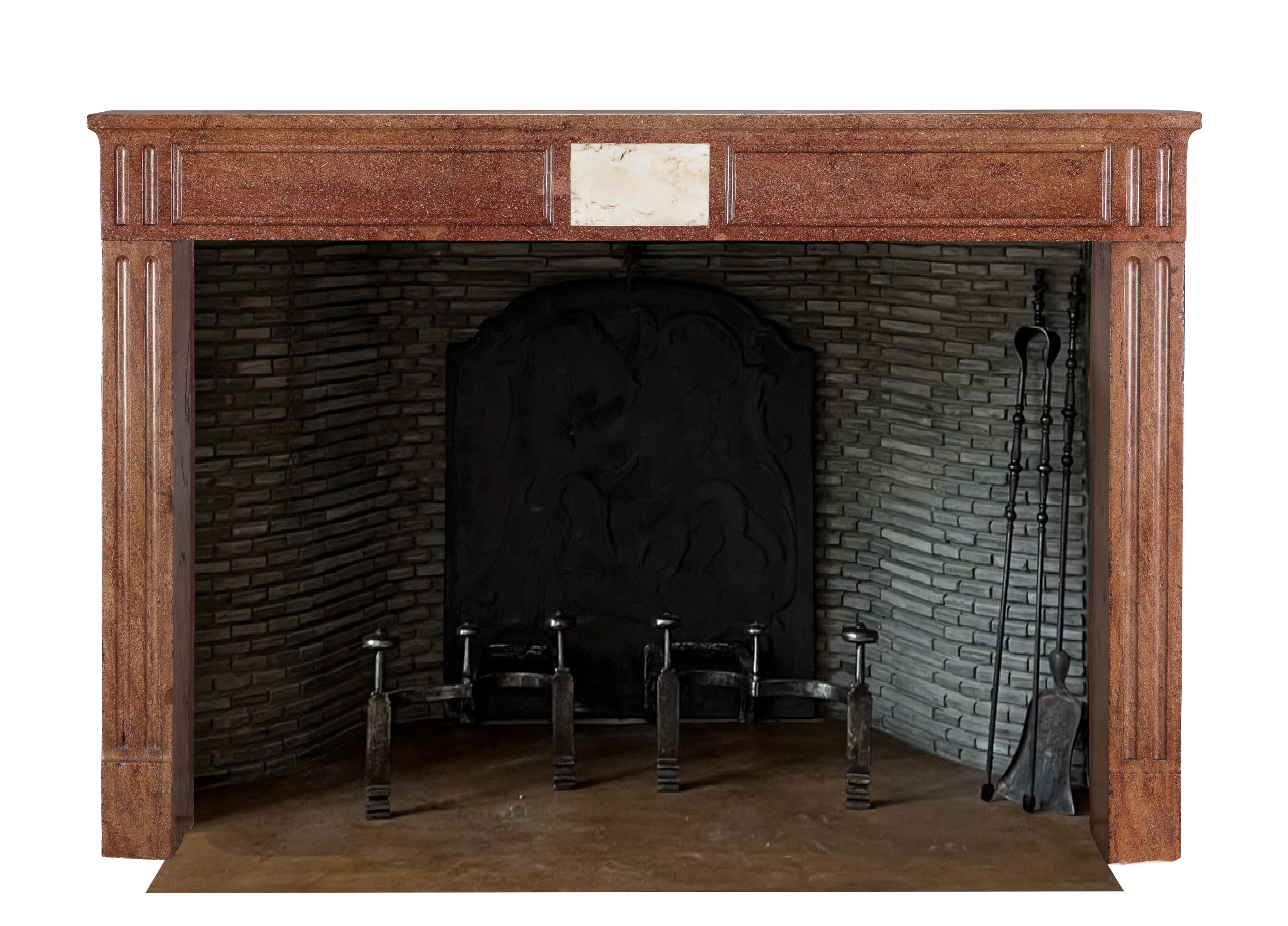 Louis XVI Red Stone Fireplace - Traditional Chic Study - Antique Fireplace In Excellent Condition For Sale In Beervelde, BE