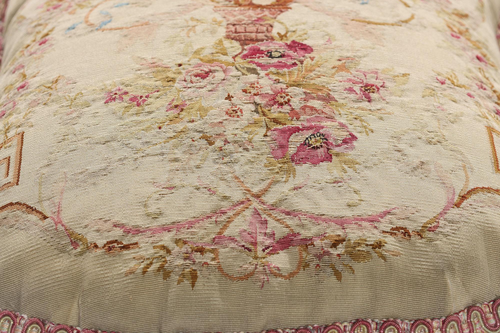 Tissé à la main Coussins Aubusson Revival Louis XVI  Fin du 19e siècle en France  Belle Époque en vente