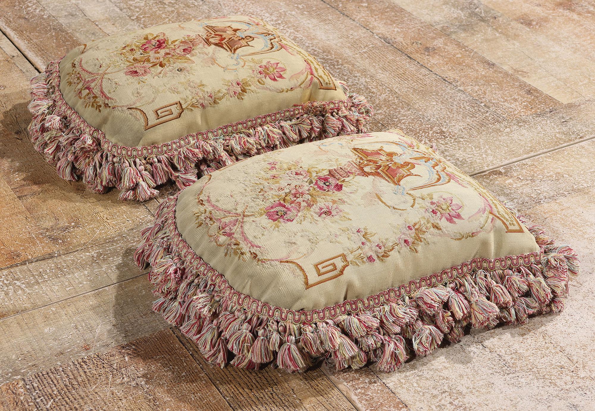 Coussins Aubusson Revival Louis XVI  Fin du 19e siècle en France  Belle Époque Bon état - En vente à Dallas, TX