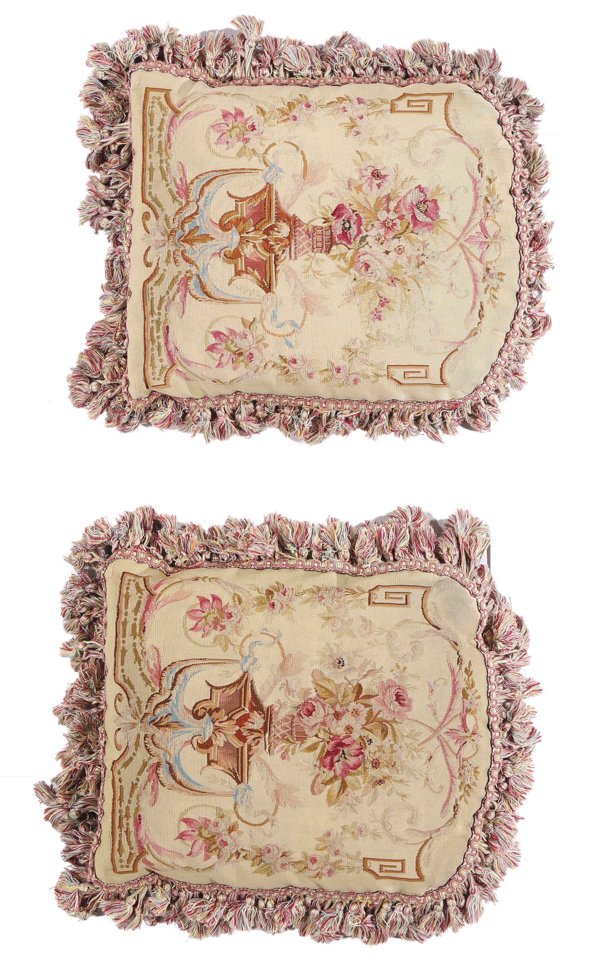 Coussins Aubusson Revival Louis XVI  Fin du 19e siècle en France  Belle Époque en vente 1