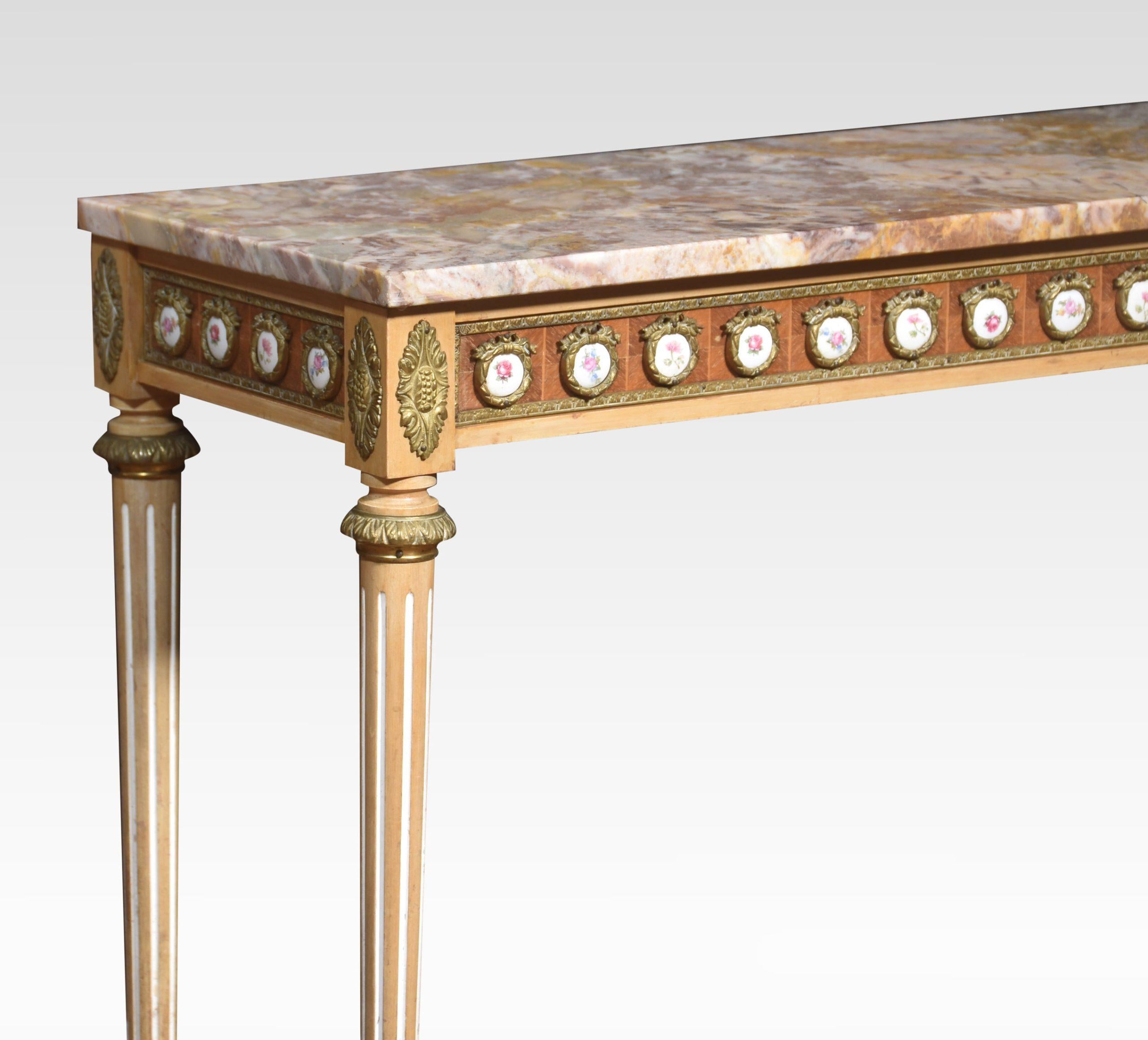 Louis XVI-Revival-Konsolentisch von H & L Epstein, die rechteckige, gut gemaserte Marmorplatte mit vergoldeten Metallbeschlägen und Emaille-Plaketten. Auf geriffelten, sich verjüngenden Stützen aufgerichtet.
Abmessungen
Höhe 31,5 Zoll
Breite 37