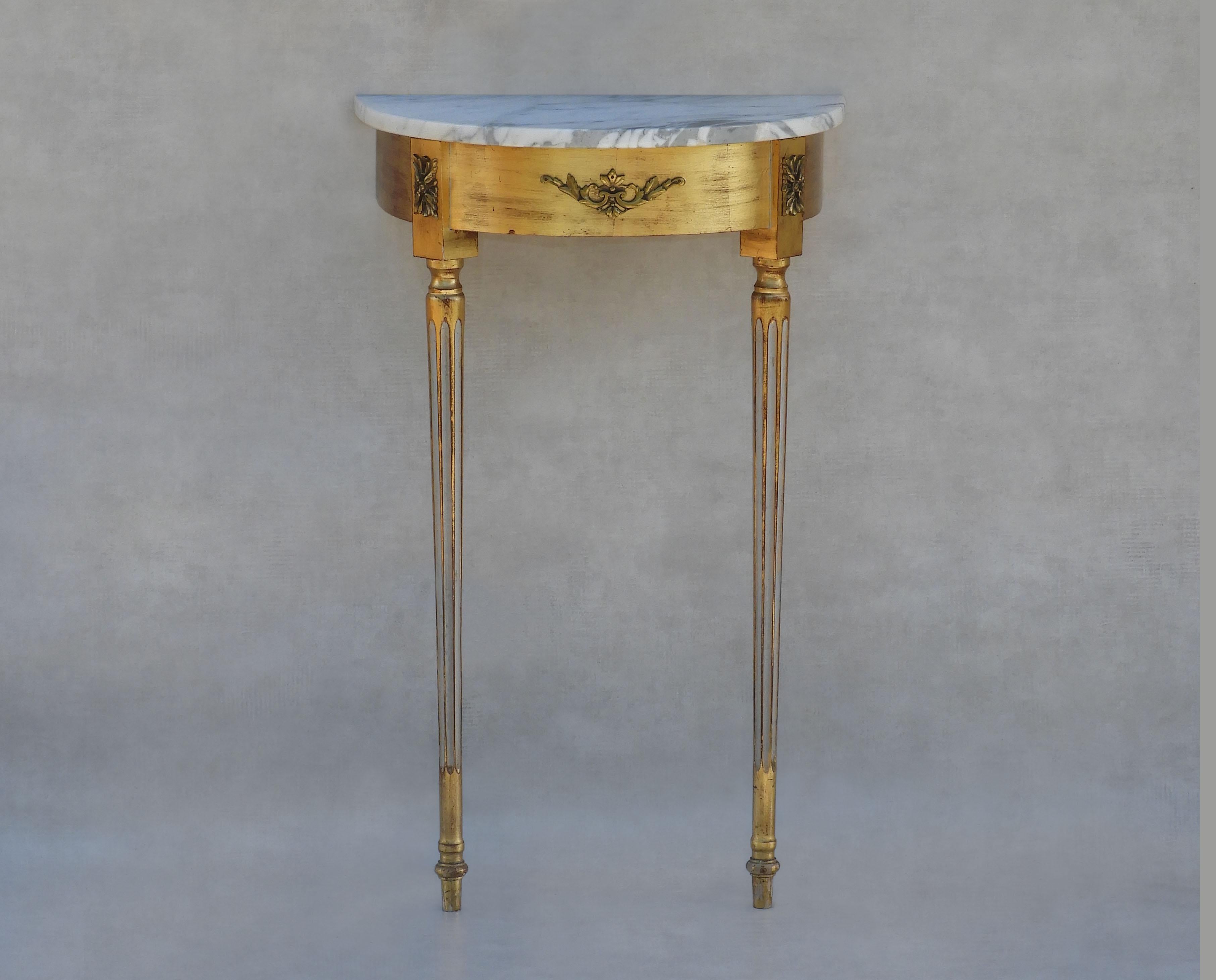 Français Console en bois doré et marbre de style Louis XVI et miroir des années 1950, France 