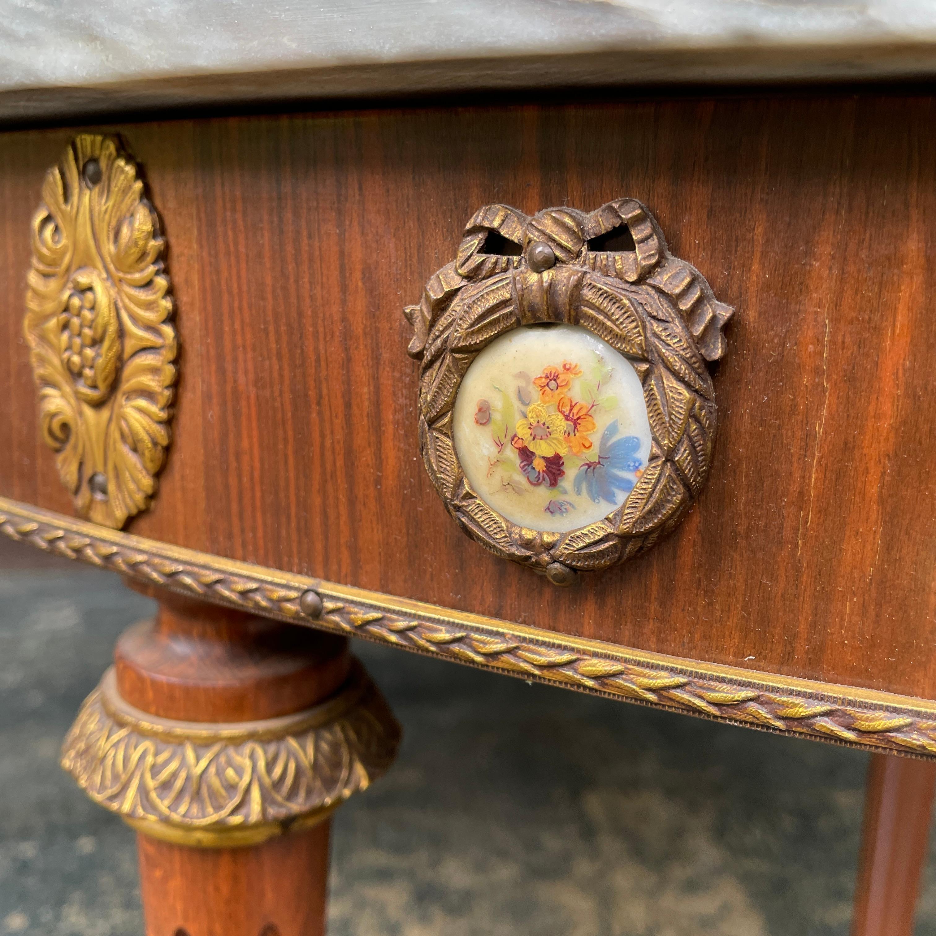 Mesa de centro ovalada de mármol de renacimiento Luis XVI con decoración de porcelana ormolu MCM en venta 2