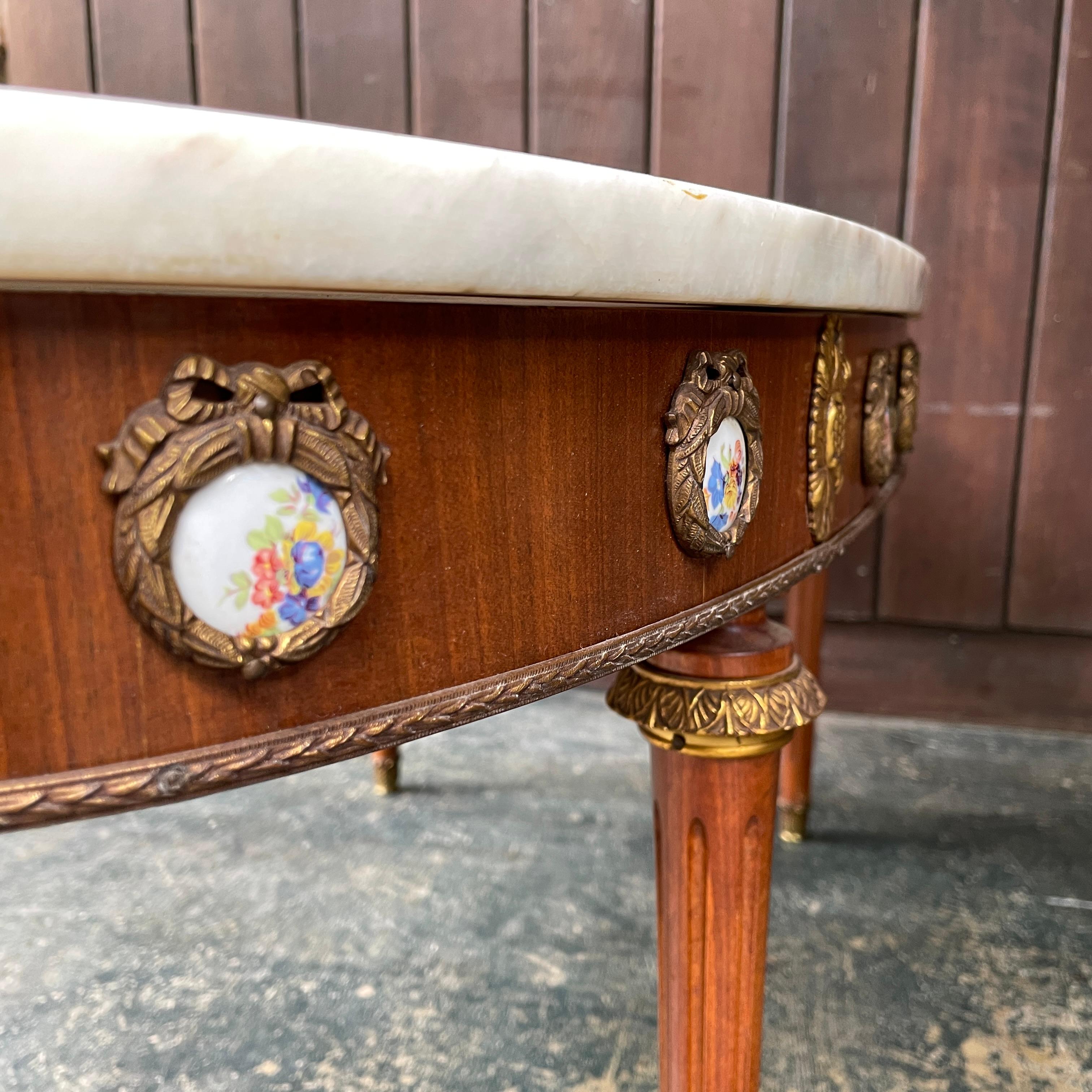 Mesa de centro ovalada de mármol de renacimiento Luis XVI con decoración de porcelana ormolu MCM en venta 3