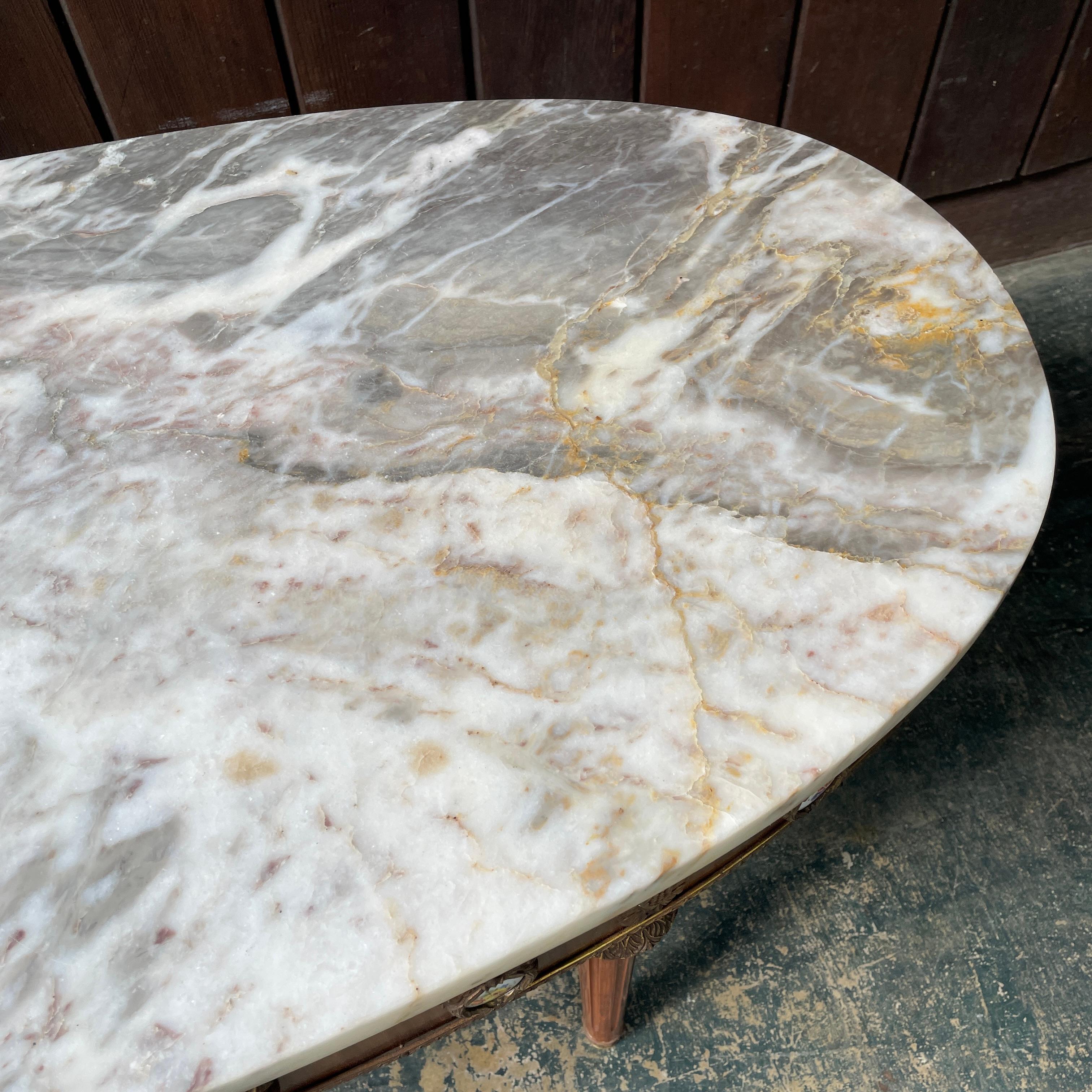 Mesa de centro ovalada de mármol de renacimiento Luis XVI con decoración de porcelana ormolu MCM en venta 4