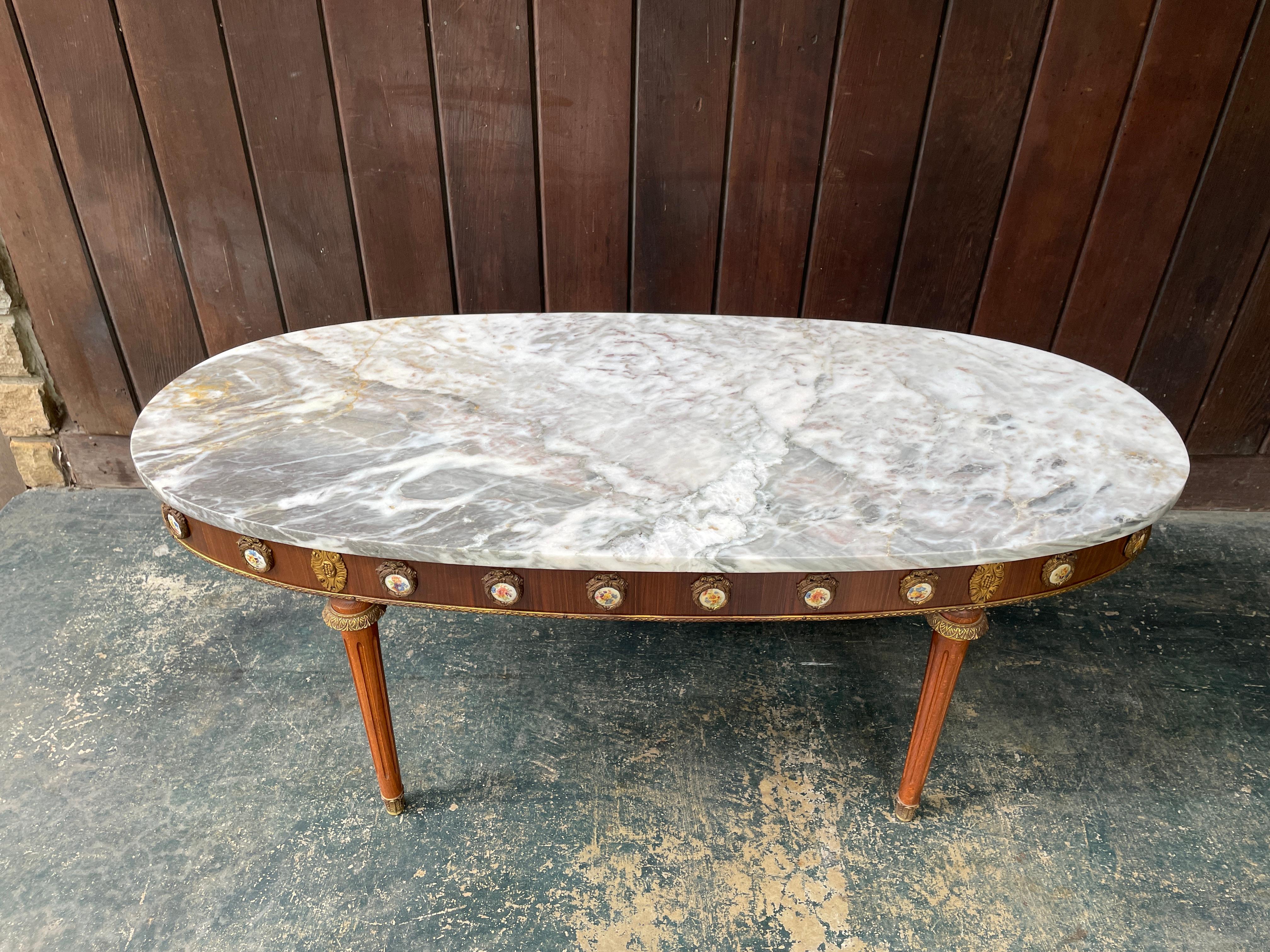 Preciosa mesa de centro de un estilo poco común para la mayoría de nuestras adquisiciones.  Tinta estampada made in Spain, c.1930s-1950s. No hay desconchones en la tapa de mármol.