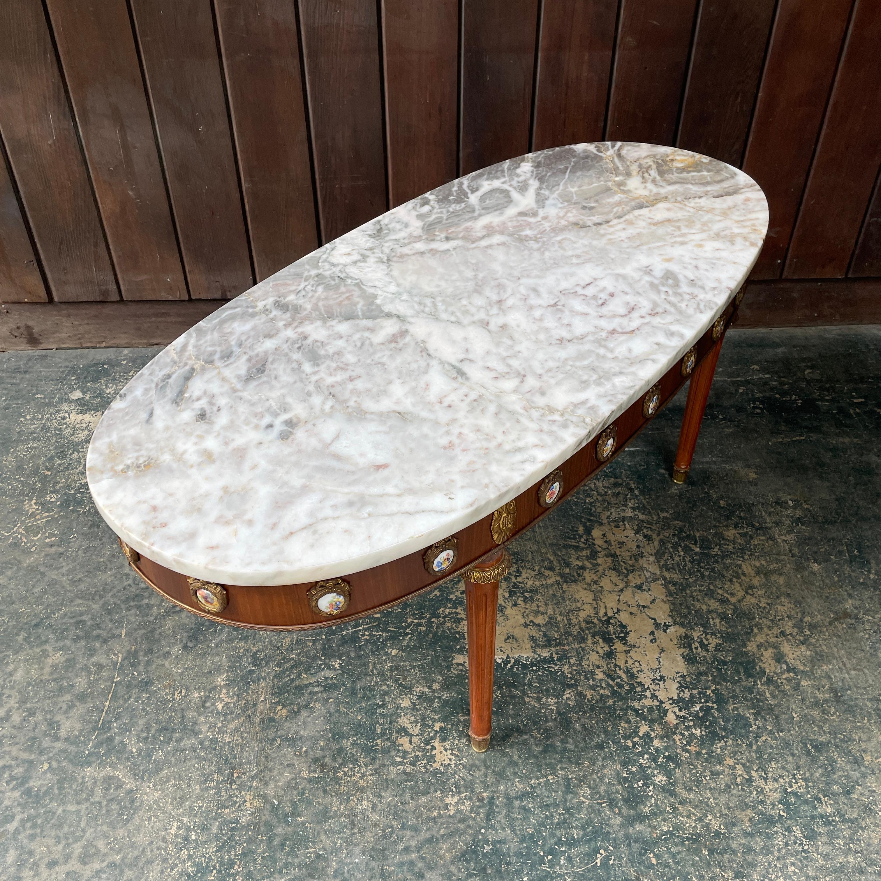 Mesa de centro ovalada de mármol de renacimiento Luis XVI con decoración de porcelana ormolu MCM Español en venta