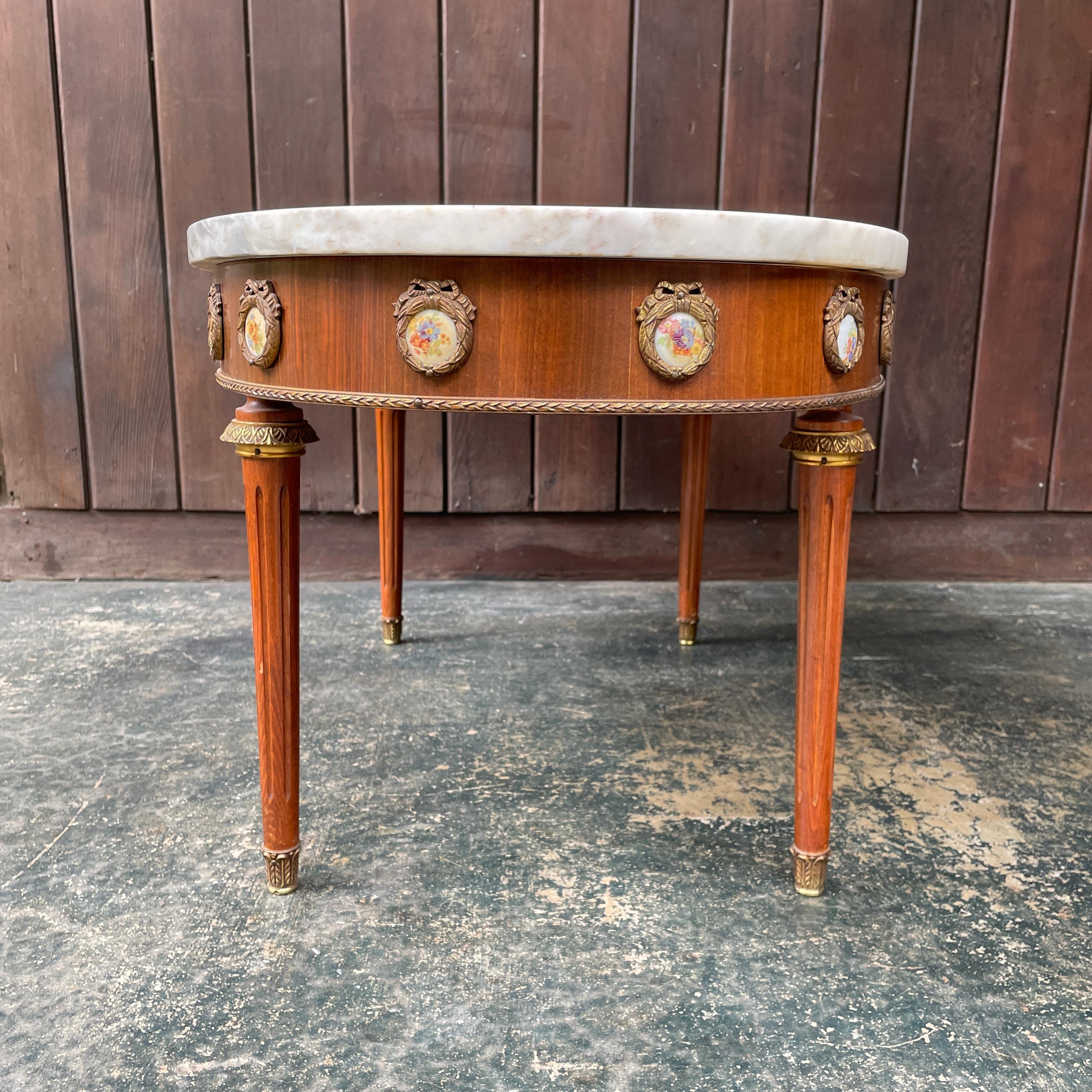 Mesa de centro ovalada de mármol de renacimiento Luis XVI con decoración de porcelana ormolu MCM Hecho a mano en venta