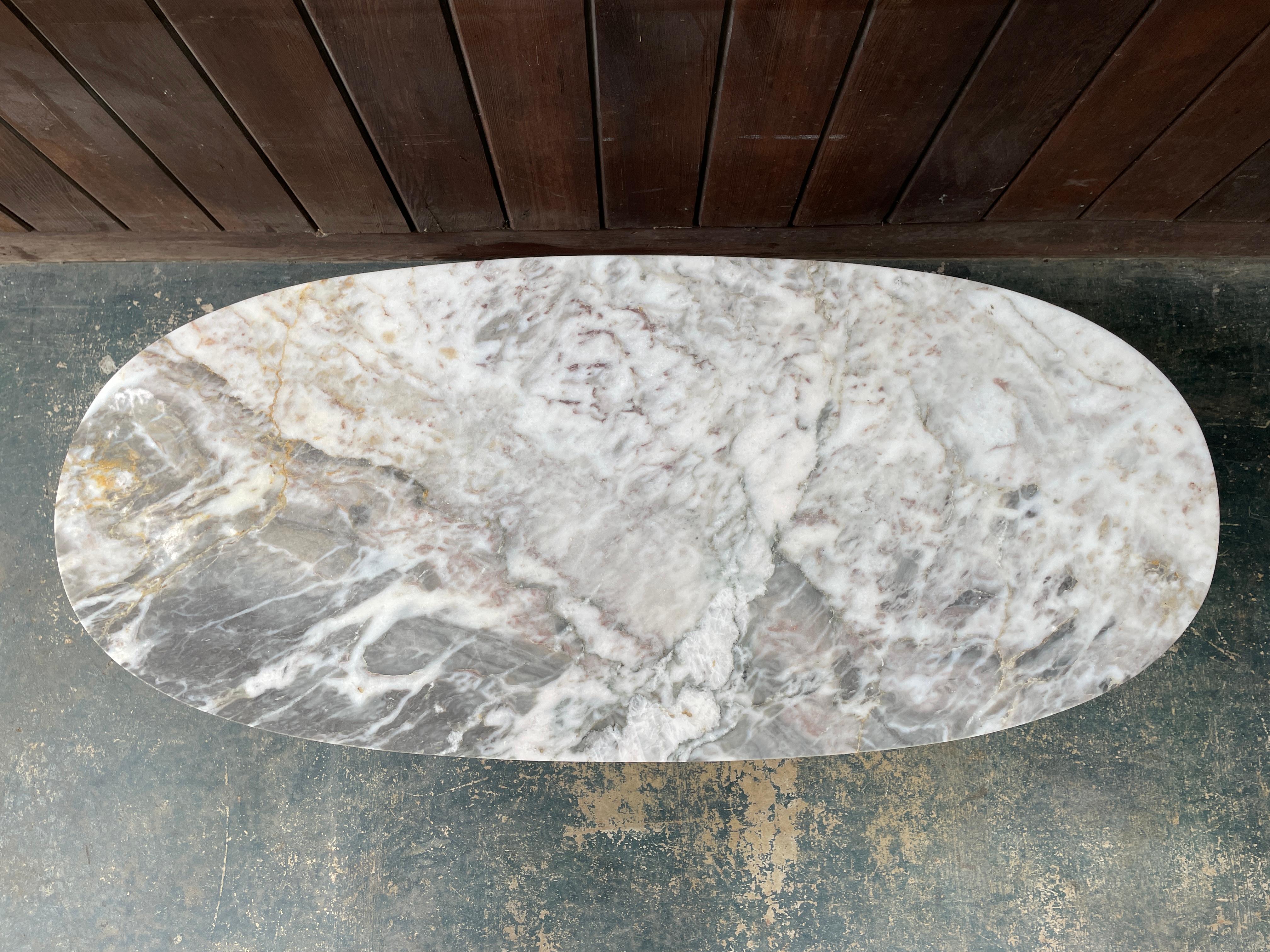 Mesa de centro ovalada de mármol de renacimiento Luis XVI con decoración de porcelana ormolu MCM en Bueno estado para la venta en Hyattsville, MD
