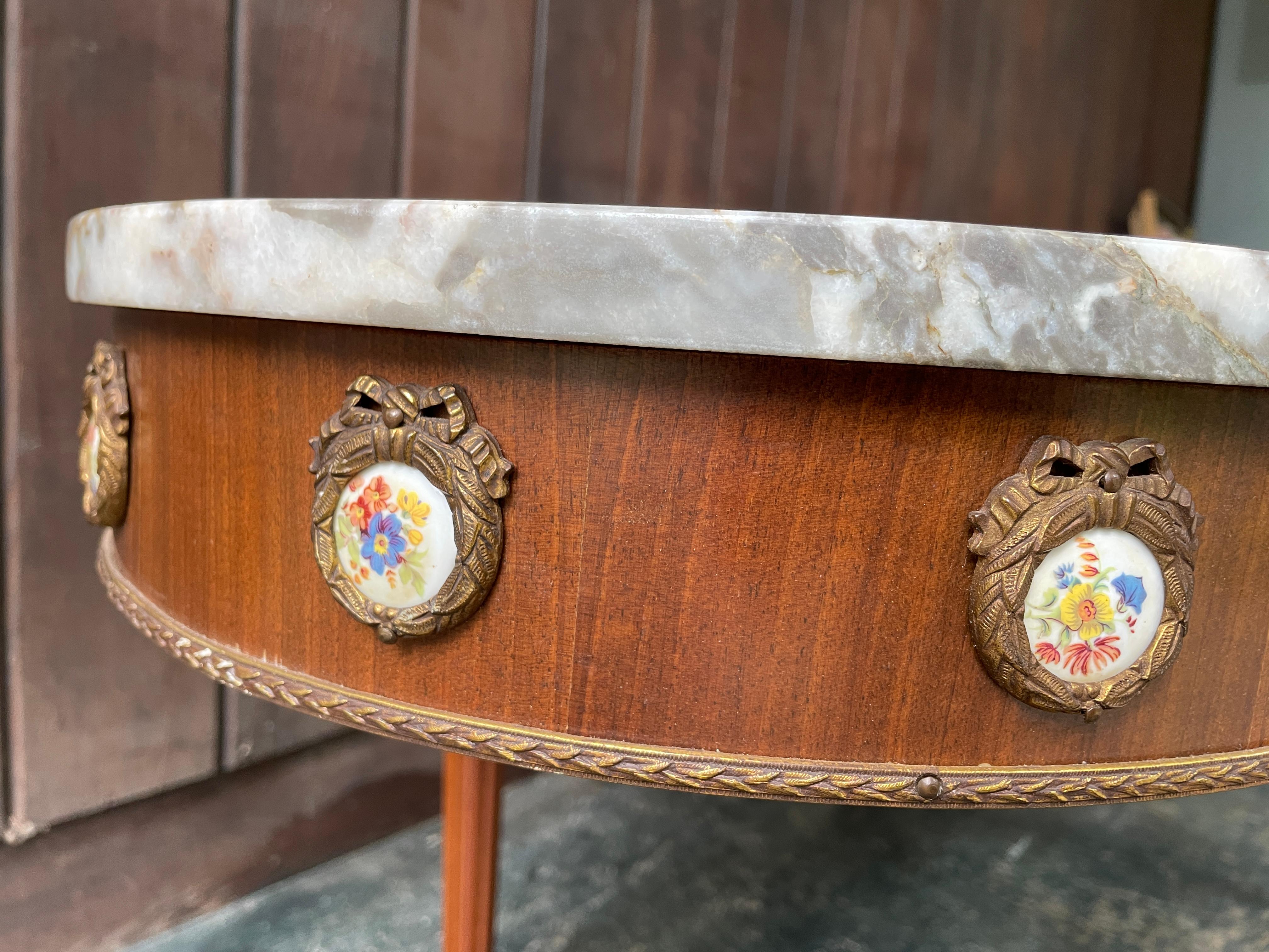 Mesa de centro ovalada de mármol de renacimiento Luis XVI con decoración de porcelana ormolu MCM Porcelana en venta