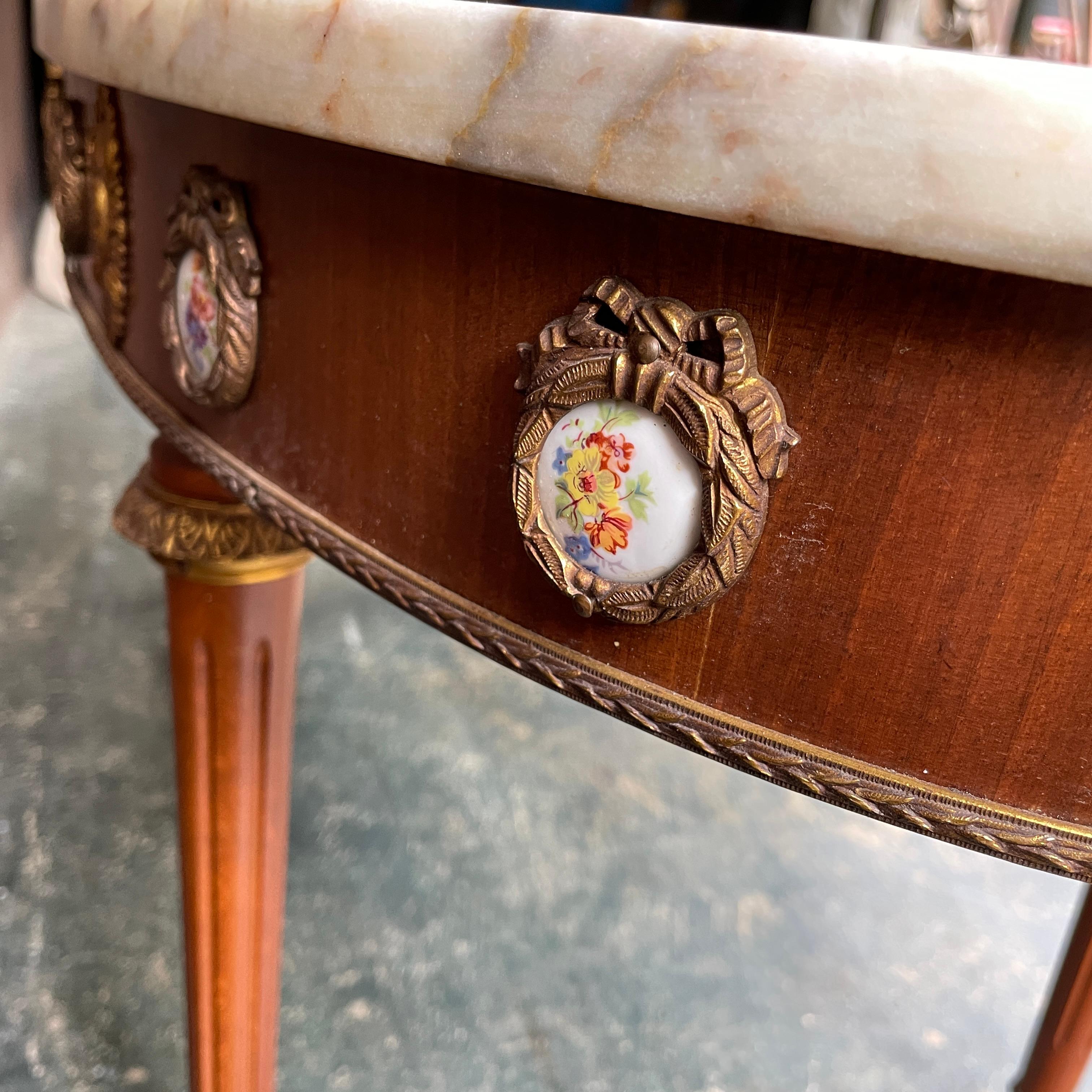 Mesa de centro ovalada de mármol de renacimiento Luis XVI con decoración de porcelana ormolu MCM en venta 1
